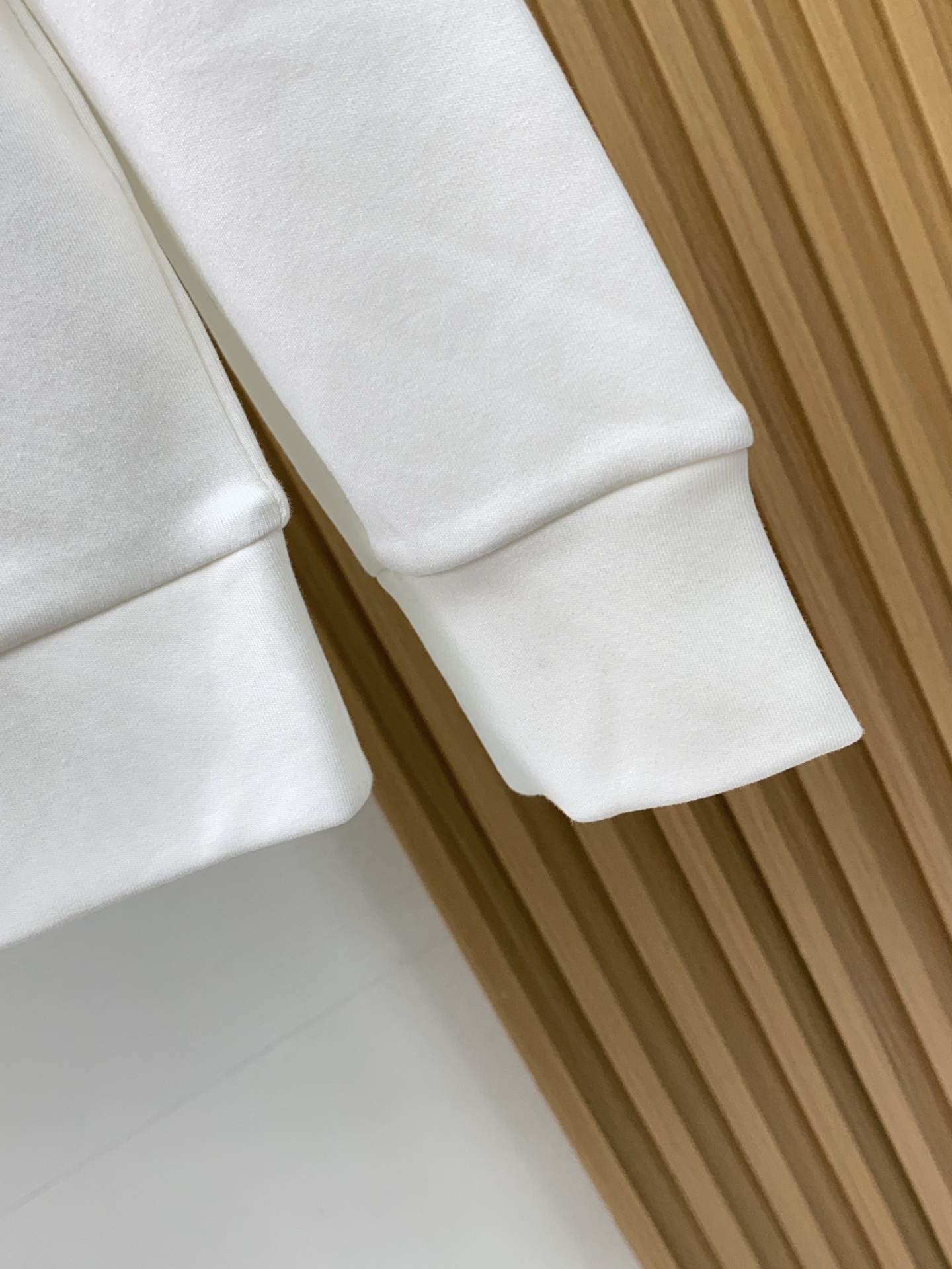 迪奥 2025 秋冬AW新品，时尚休闲打底加厚长袖卫衣专柜同步有售，进口面料，工艺极度复杂，视觉相当雅致