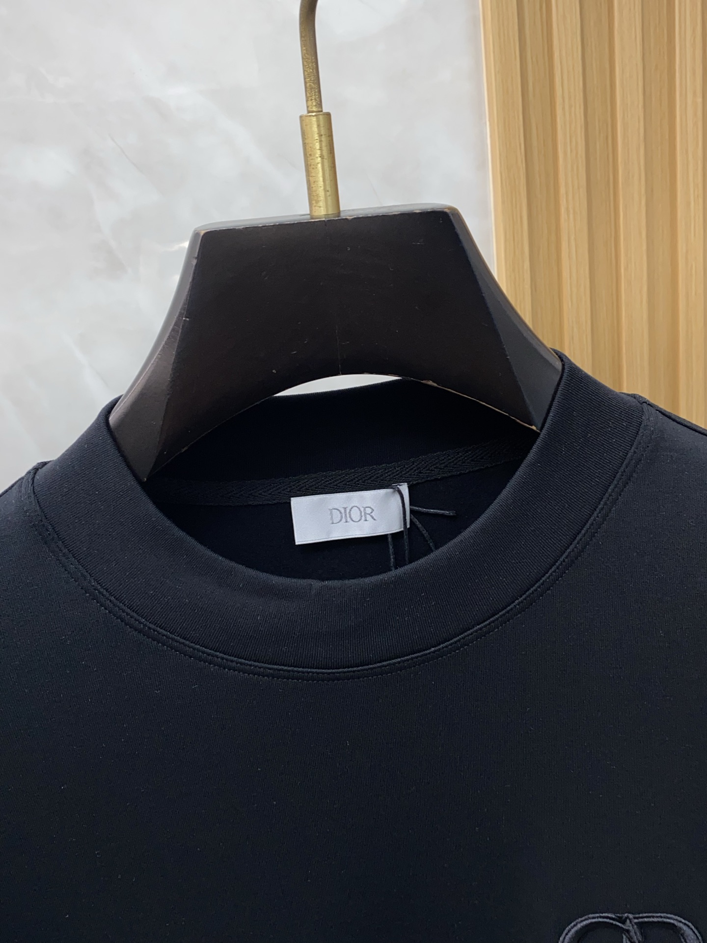 迪奥 2025 秋冬AW新品，时尚休闲打底加厚长袖卫衣专柜同步有售，进口面料，工艺极度复杂，视觉相当雅致