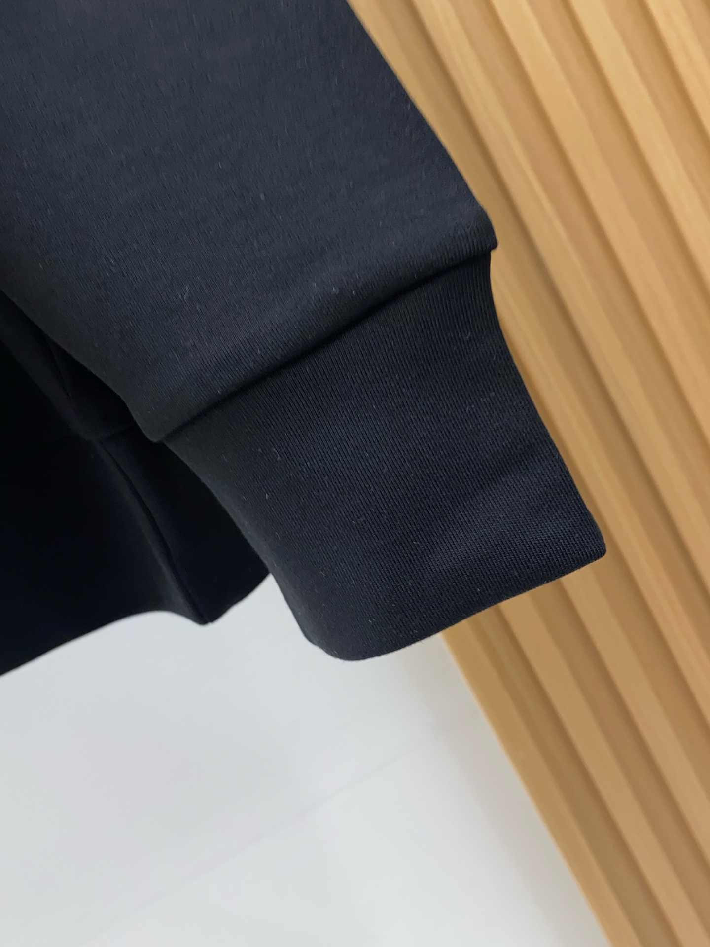 迪奥 2025 秋冬AW新品，时尚休闲打底加厚长袖卫衣专柜同步有售，进口面料，工艺极度复杂，视觉相当雅致