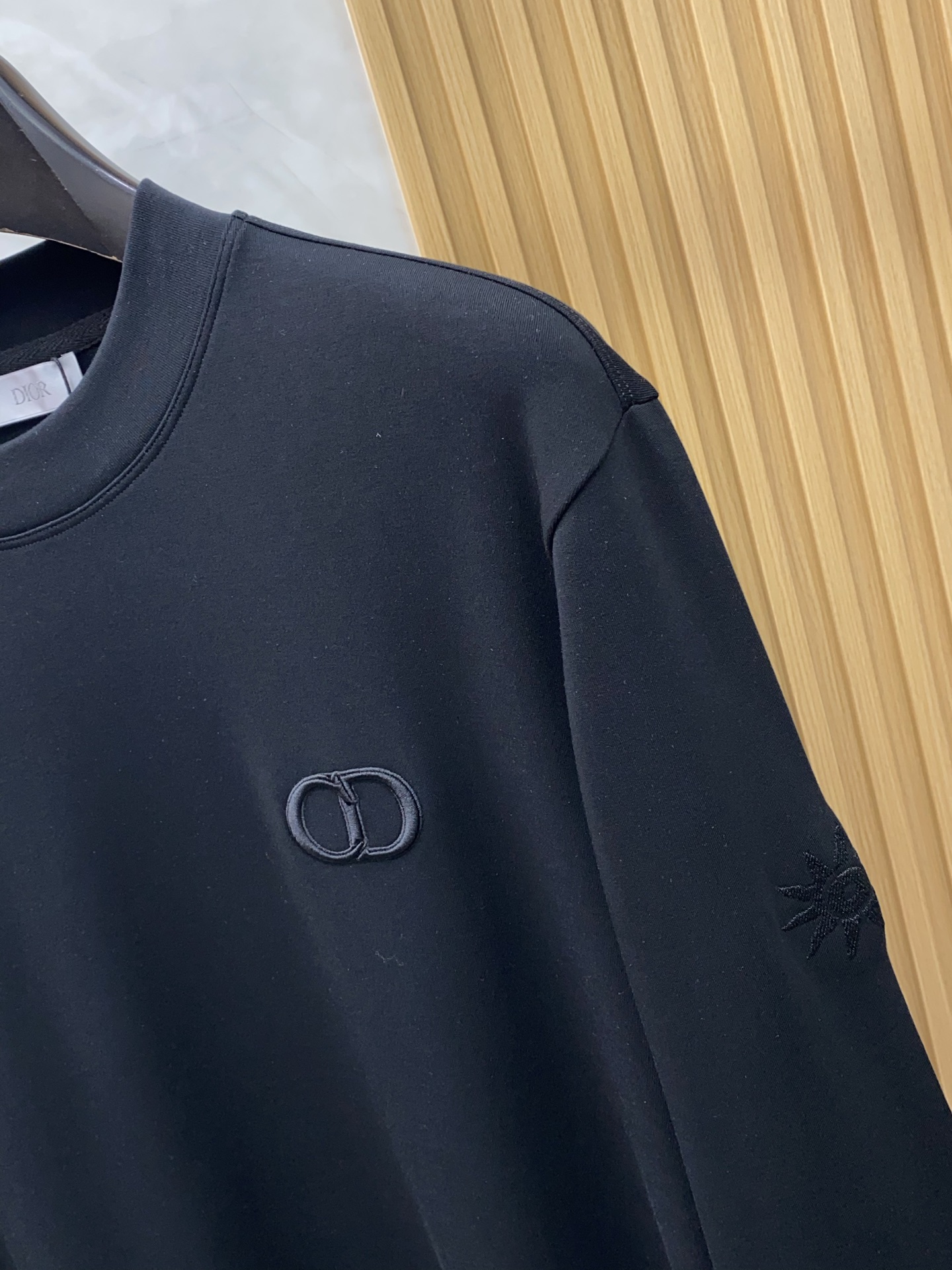 迪奥 2025 秋冬AW新品，时尚休闲打底加厚长袖卫衣专柜同步有售，进口面料，工艺极度复杂，视觉相当雅致