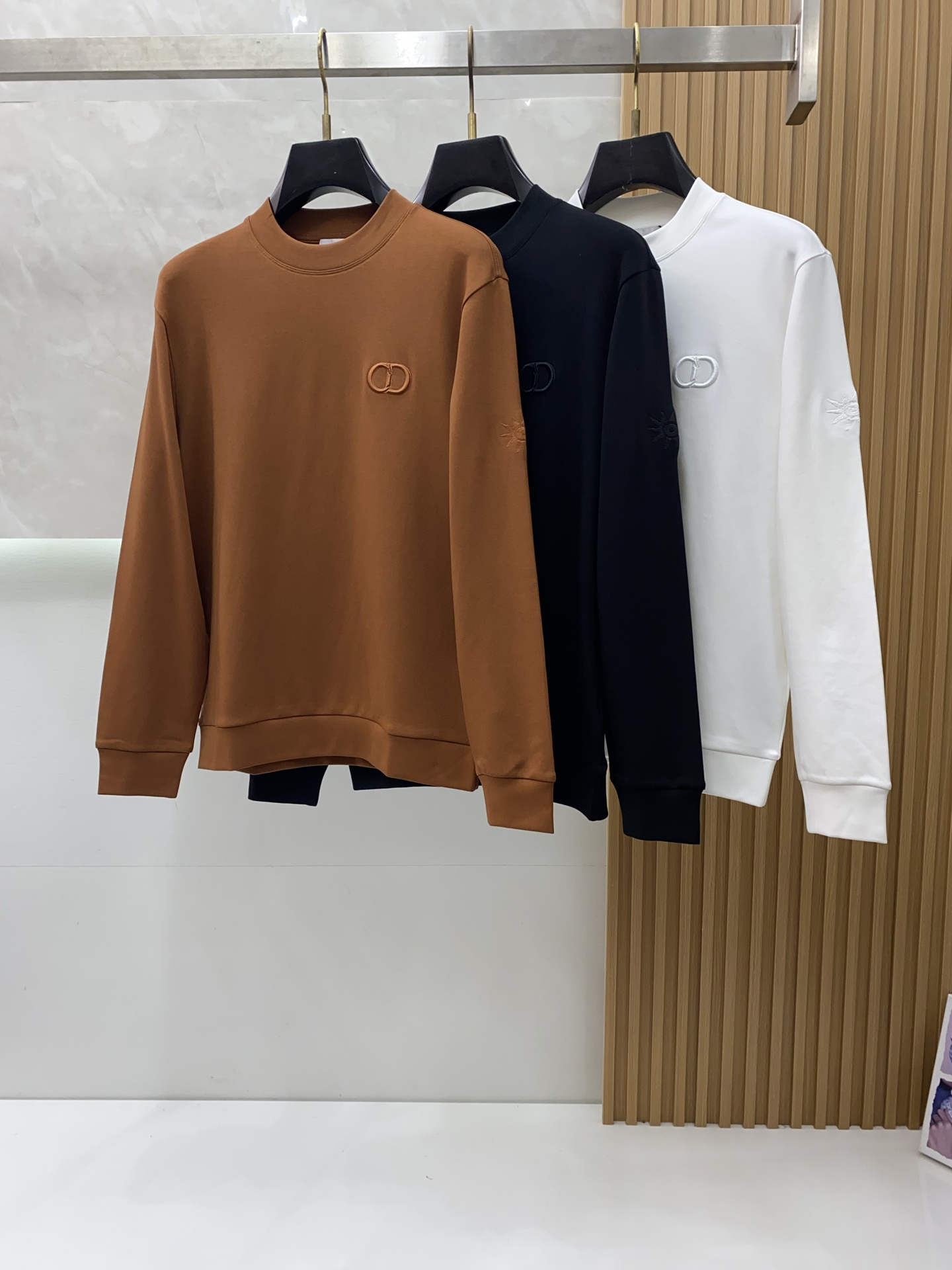 迪奥 2025 秋冬AW新品，时尚休闲打底加厚长袖卫衣专柜同步有售，进口面料，工艺极度复杂，视觉相当雅致