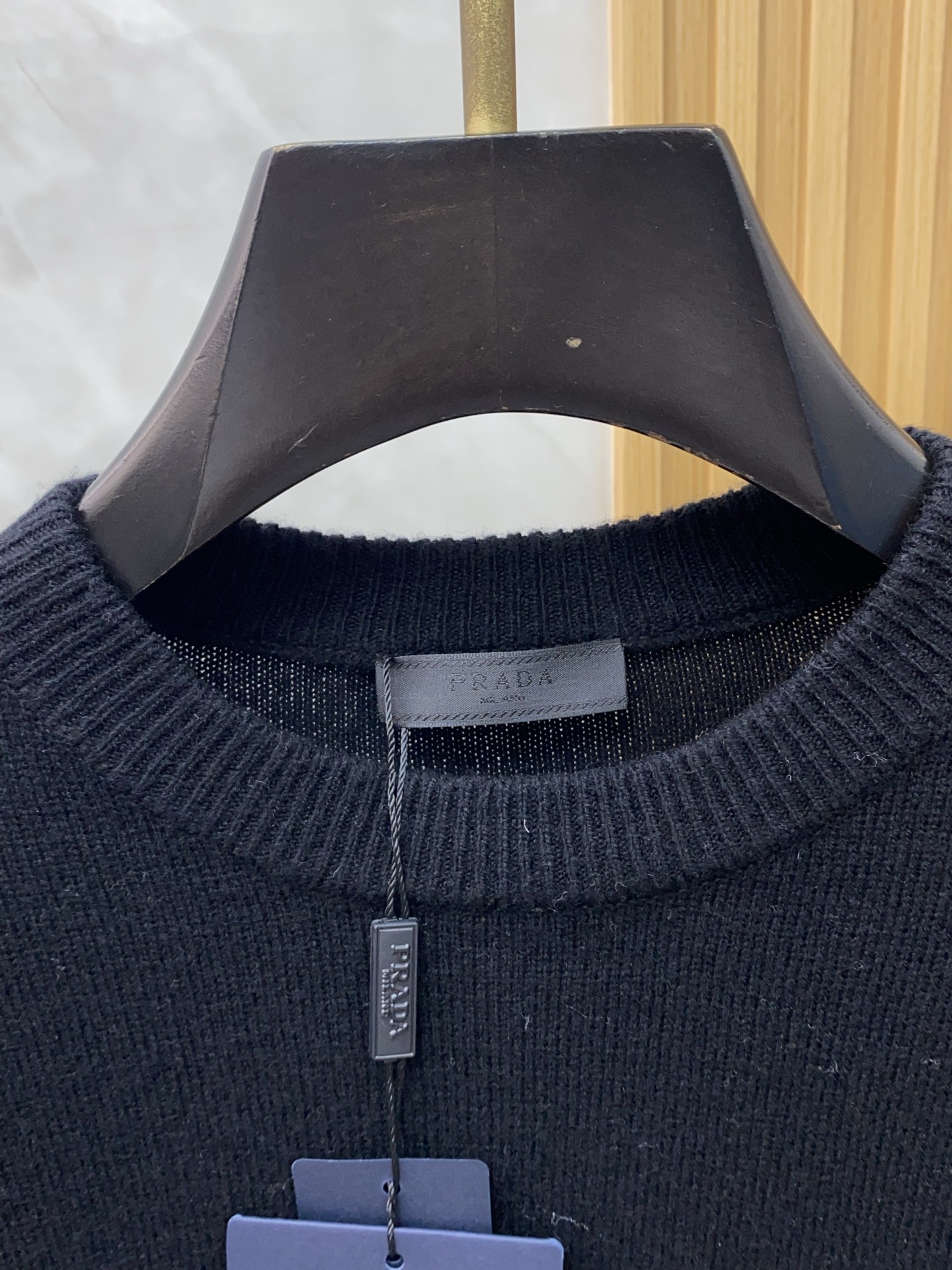 普拉达 圆领羊毛衫，用细腻纤维编织时光韵味，于一针一线间，诉说永恒优雅，在男士高端针织服饰领域，这款羊毛