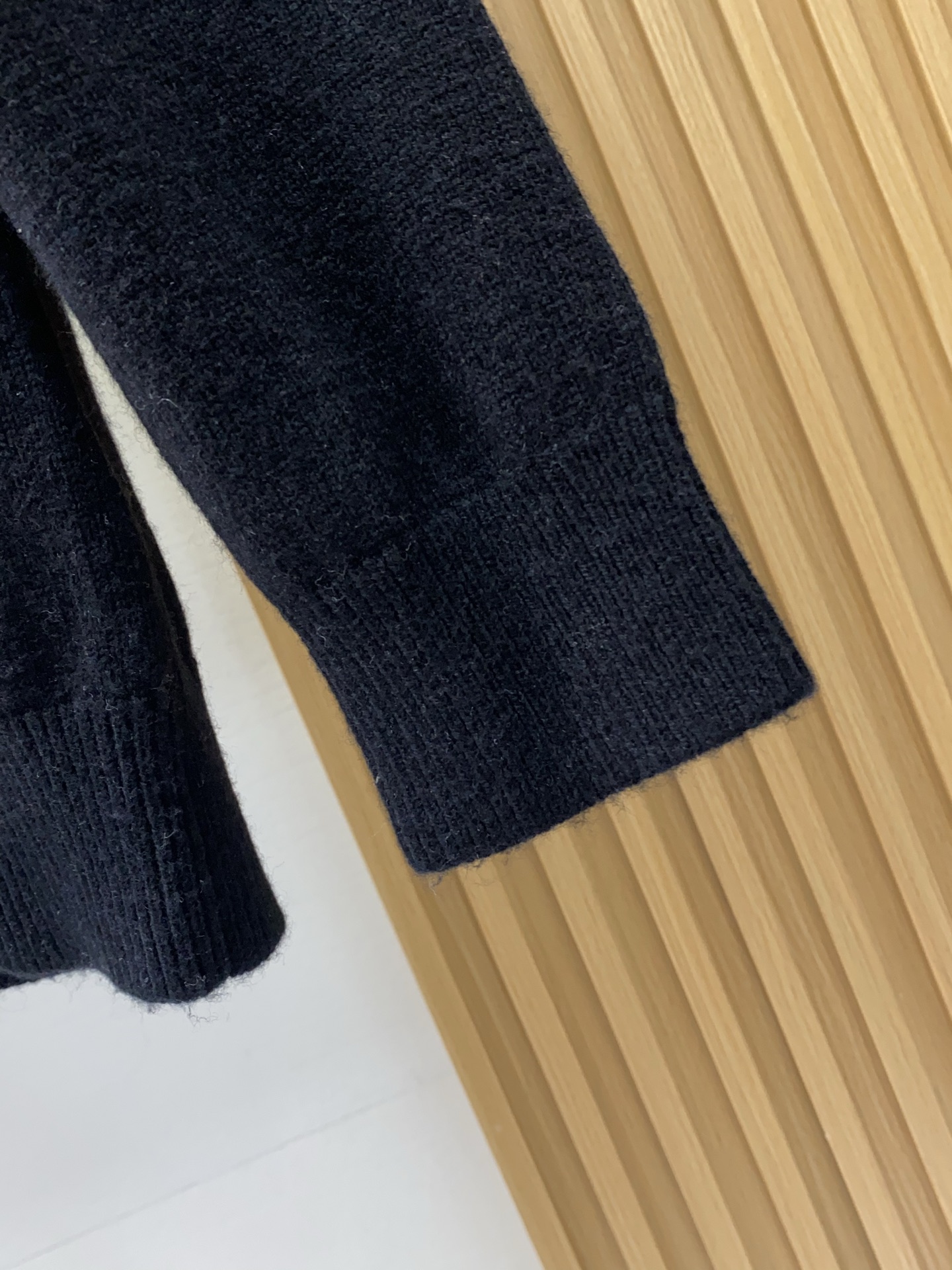 普拉达 圆领羊毛衫，用细腻纤维编织时光韵味，于一针一线间，诉说永恒优雅，在男士高端针织服饰领域，这款羊毛