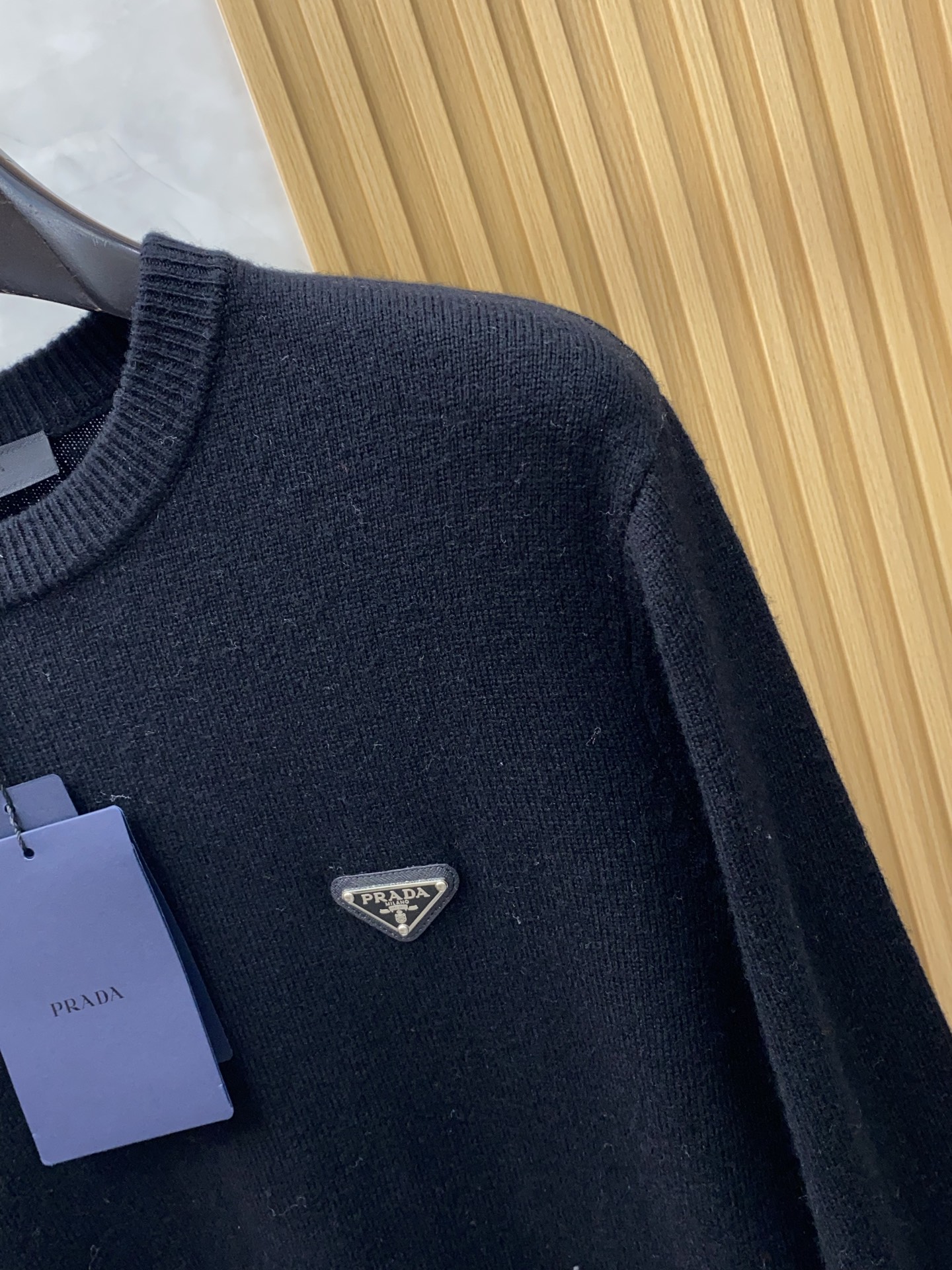 普拉达 圆领羊毛衫，用细腻纤维编织时光韵味，于一针一线间，诉说永恒优雅，在男士高端针织服饰领域，这款羊毛