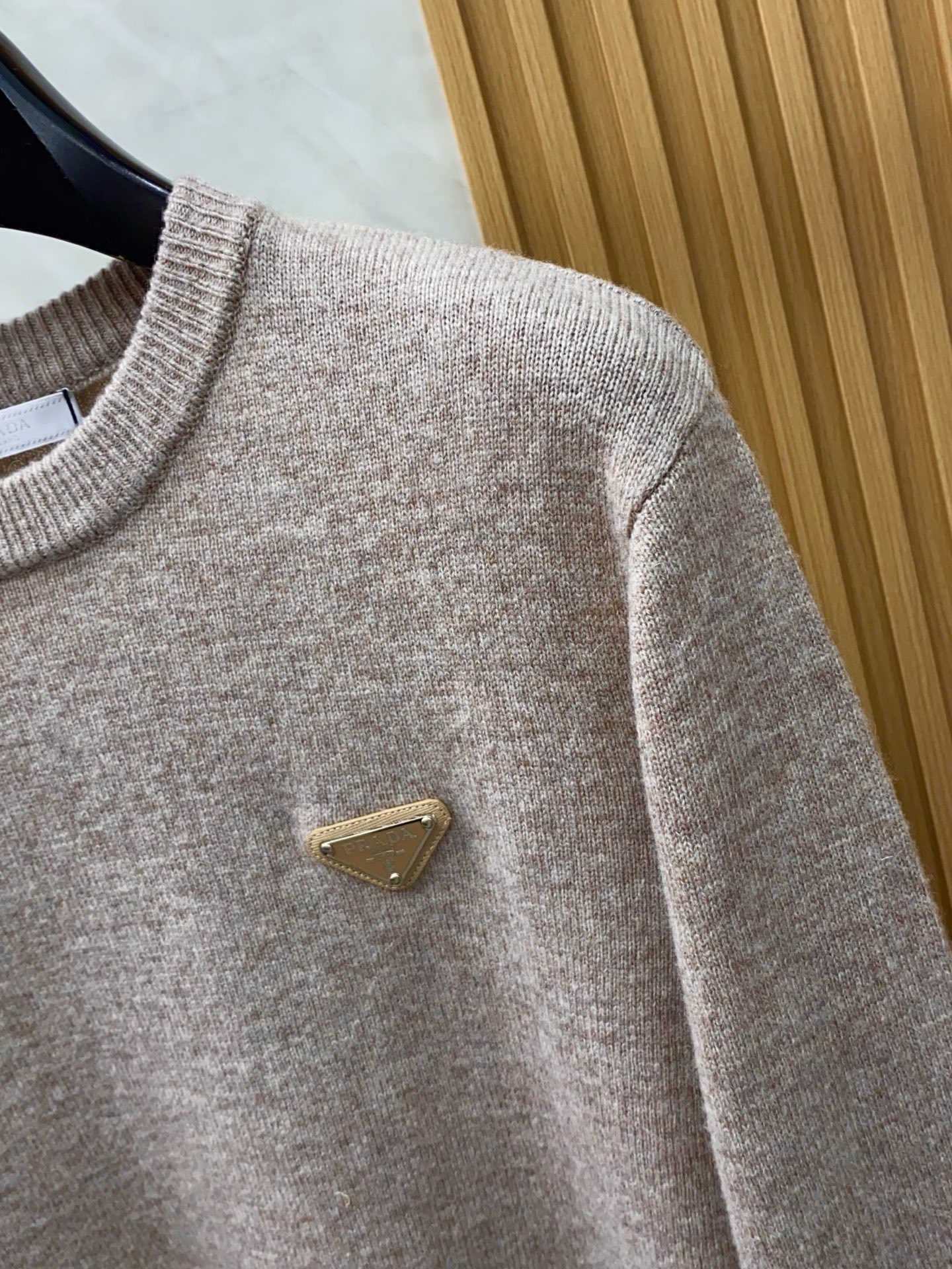 普拉达 圆领羊毛衫，用细腻纤维编织时光韵味，于一针一线间，诉说永恒优雅，在男士高端针织服饰领域，这款羊毛