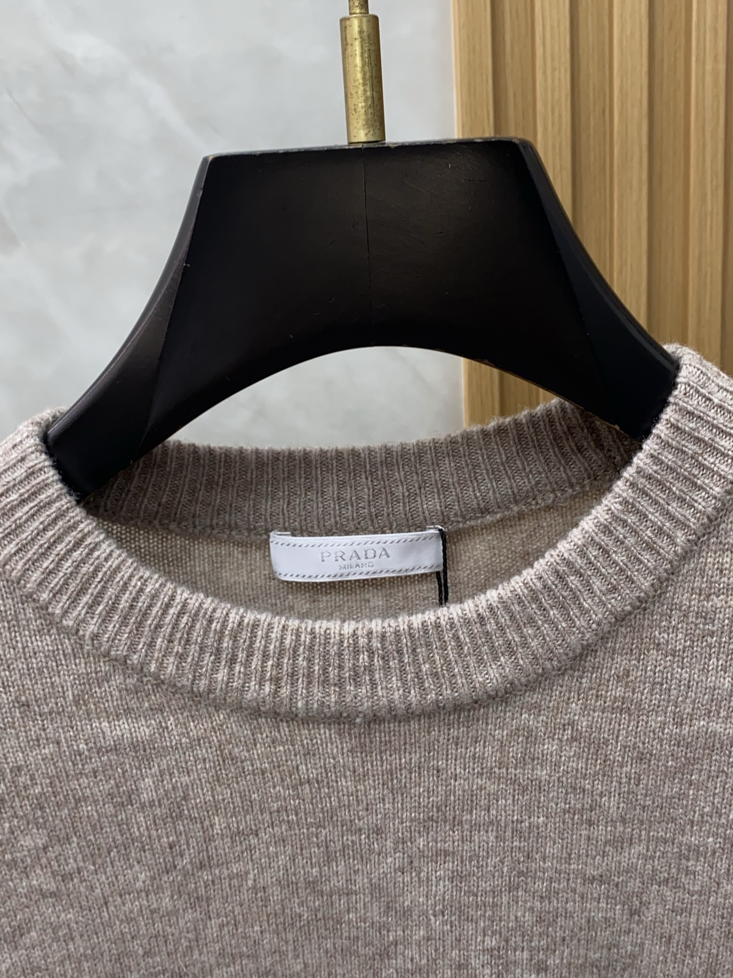 普拉达 圆领羊毛衫，用细腻纤维编织时光韵味，于一针一线间，诉说永恒优雅，在男士高端针织服饰领域，这款羊毛