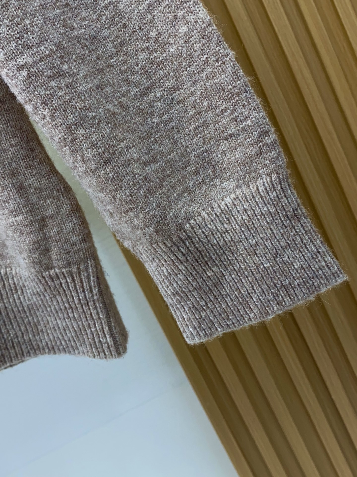 普拉达 圆领羊毛衫，用细腻纤维编织时光韵味，于一针一线间，诉说永恒优雅，在男士高端针织服饰领域，这款羊毛