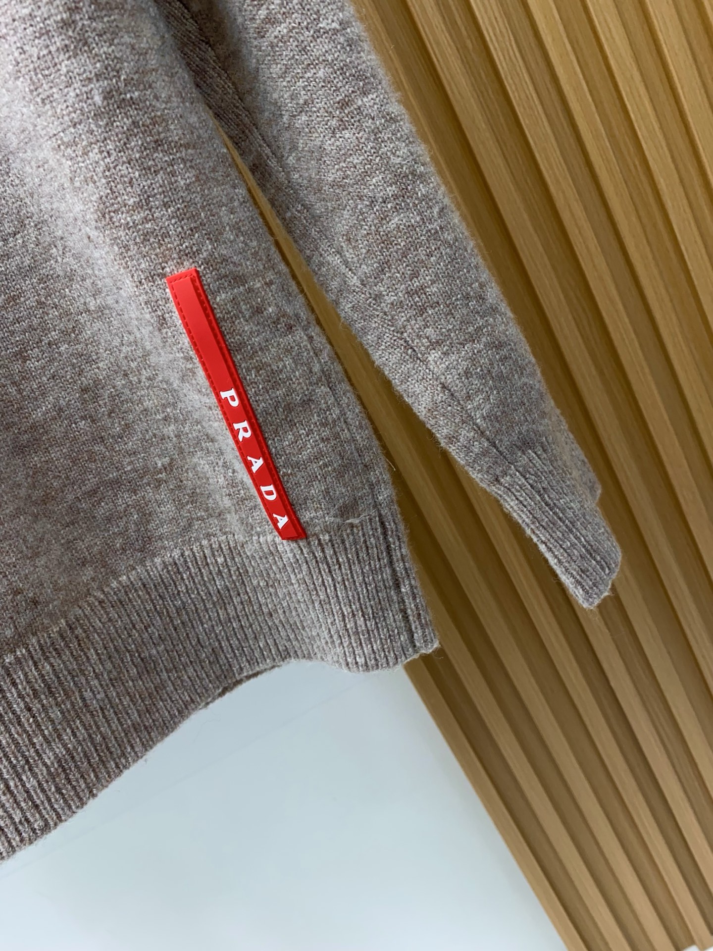 普拉达 圆领羊毛衫，用细腻纤维编织时光韵味，于一针一线间，诉说永恒优雅，在男士高端针织服饰领域，这款羊毛