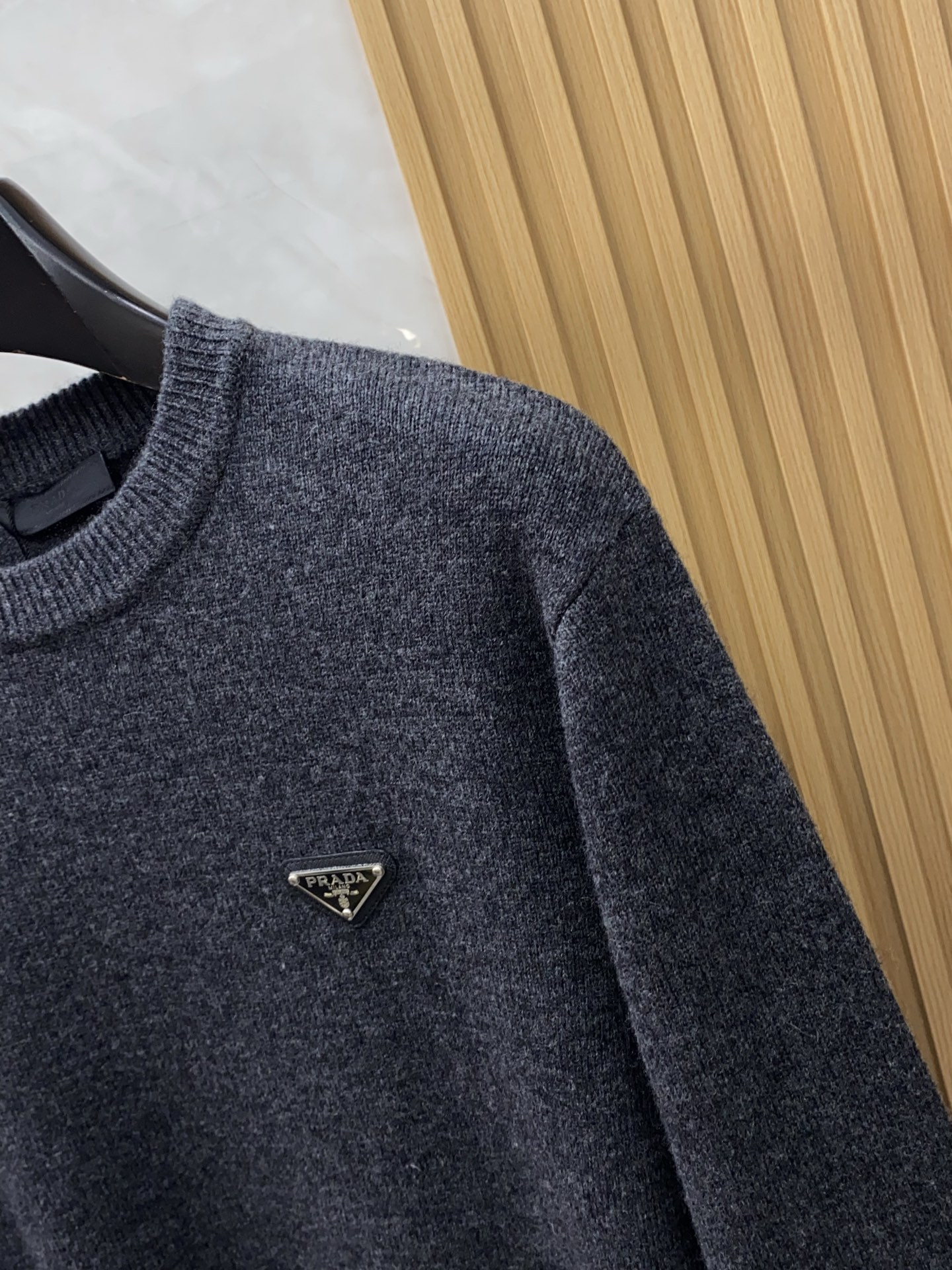 普拉达 圆领羊毛衫，用细腻纤维编织时光韵味，于一针一线间，诉说永恒优雅，在男士高端针织服饰领域，这款羊毛