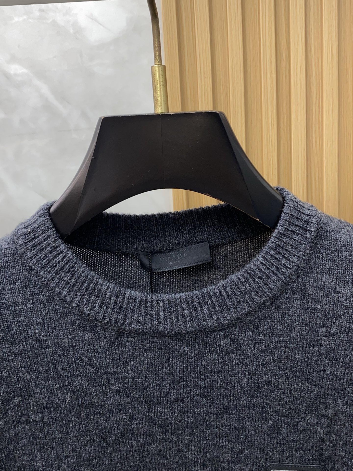 普拉达 圆领羊毛衫，用细腻纤维编织时光韵味，于一针一线间，诉说永恒优雅，在男士高端针织服饰领域，这款羊毛