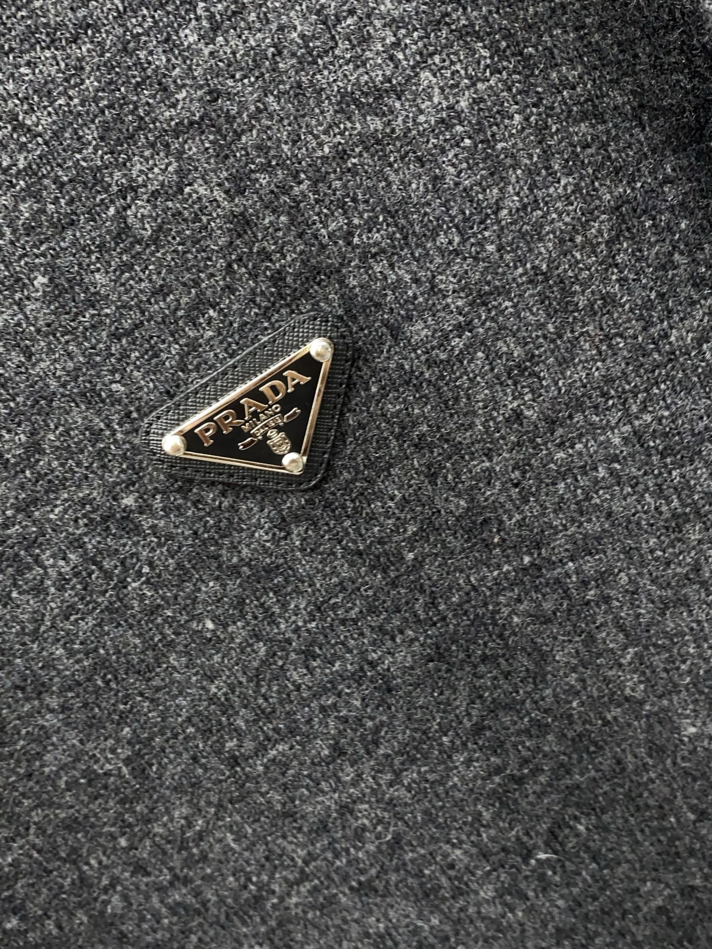 普拉达 圆领羊毛衫，用细腻纤维编织时光韵味，于一针一线间，诉说永恒优雅，在男士高端针织服饰领域，这款羊毛