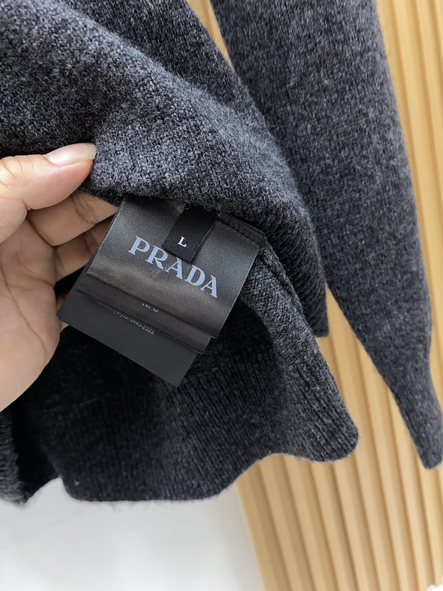 普拉达 圆领羊毛衫，用细腻纤维编织时光韵味，于一针一线间，诉说永恒优雅，在男士高端针织服饰领域，这款羊毛