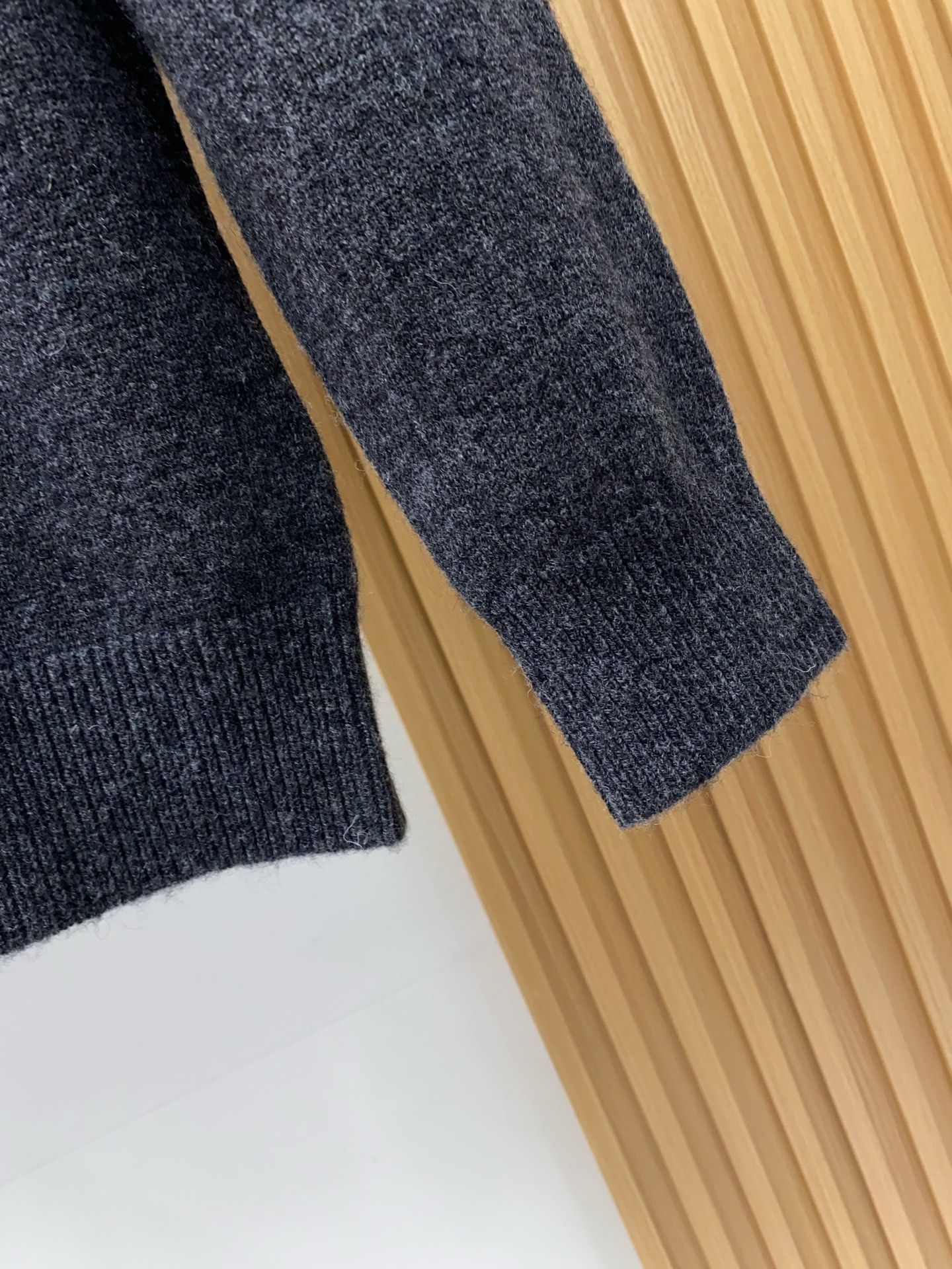 普拉达 圆领羊毛衫，用细腻纤维编织时光韵味，于一针一线间，诉说永恒优雅，在男士高端针织服饰领域，这款羊毛