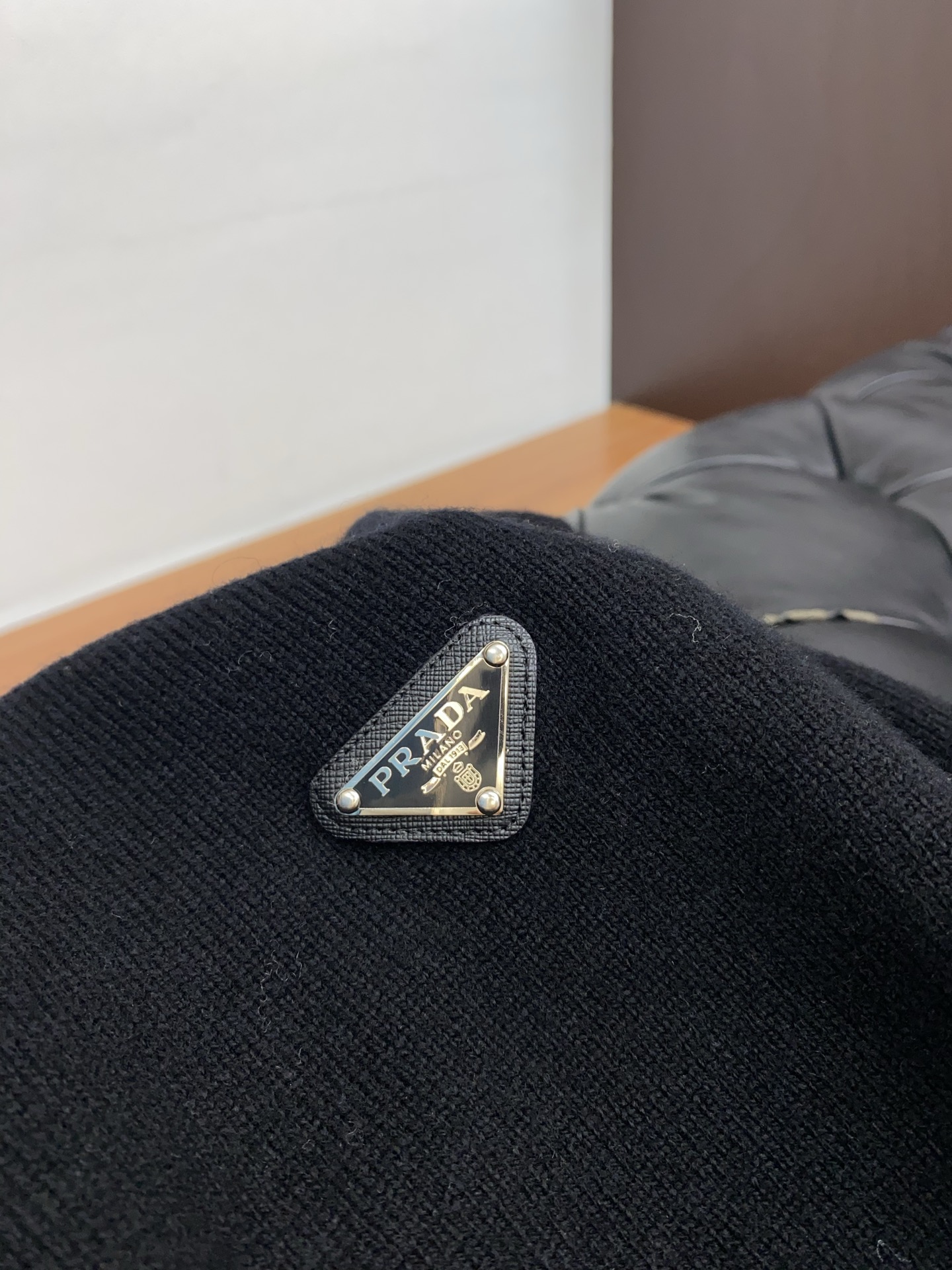 普拉达 圆领羊毛衫，用细腻纤维编织时光韵味，于一针一线间，诉说永恒优雅，在男士高端针织服饰领域，这款羊毛