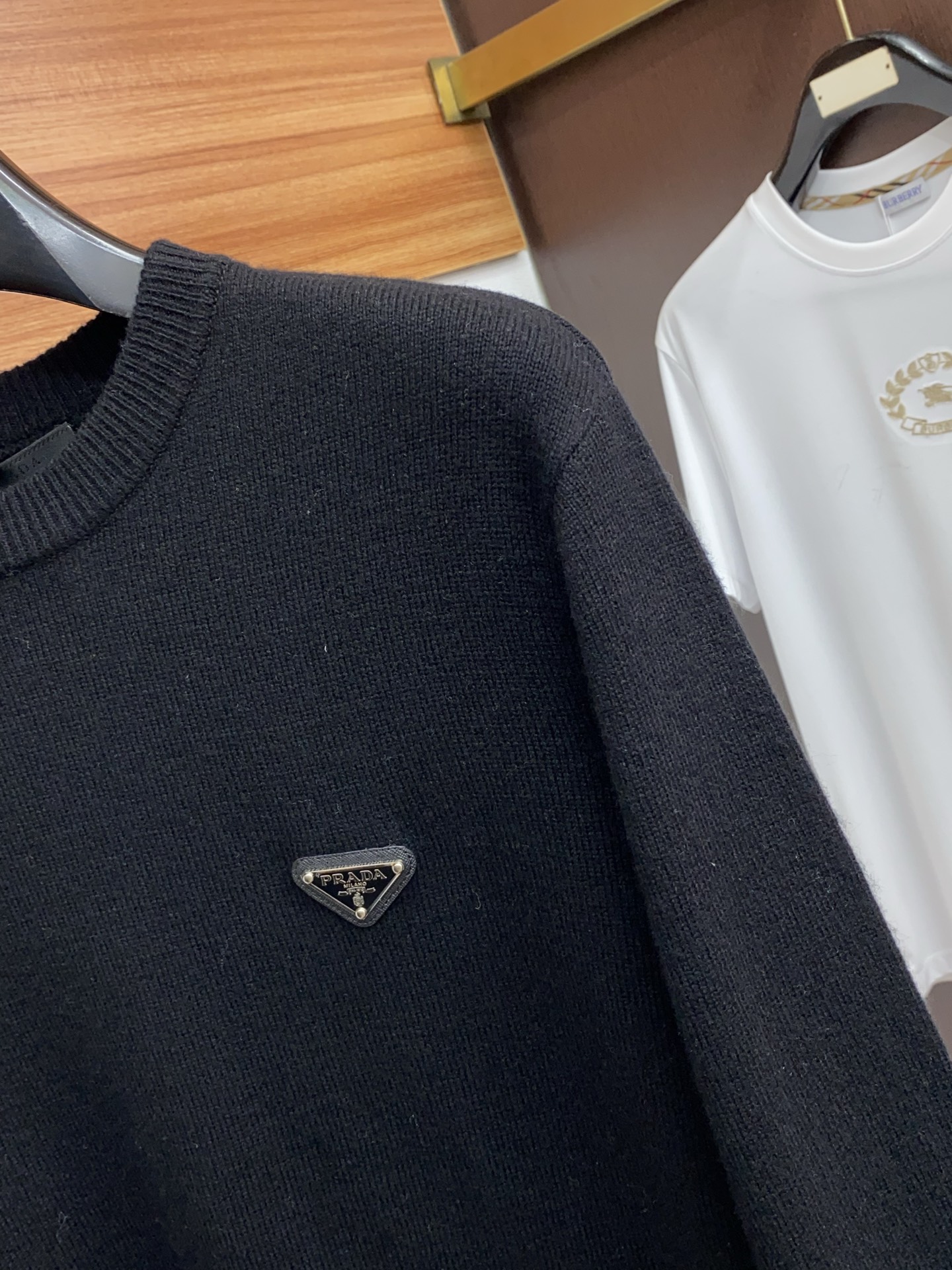 普拉达 圆领羊毛衫，用细腻纤维编织时光韵味，于一针一线间，诉说永恒优雅，在男士高端针织服饰领域，这款羊毛