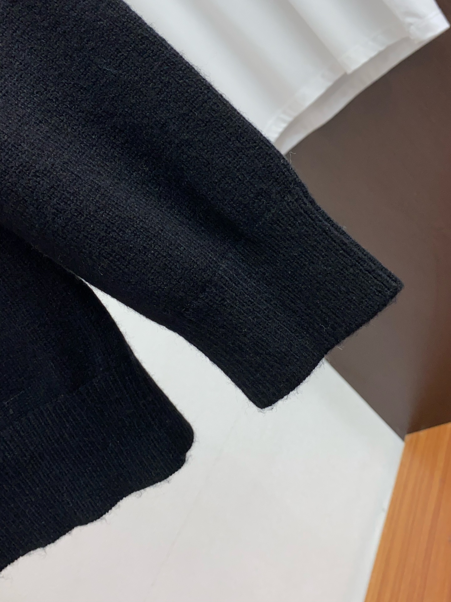 普拉达 圆领羊毛衫，用细腻纤维编织时光韵味，于一针一线间，诉说永恒优雅，在男士高端针织服饰领域，这款羊毛