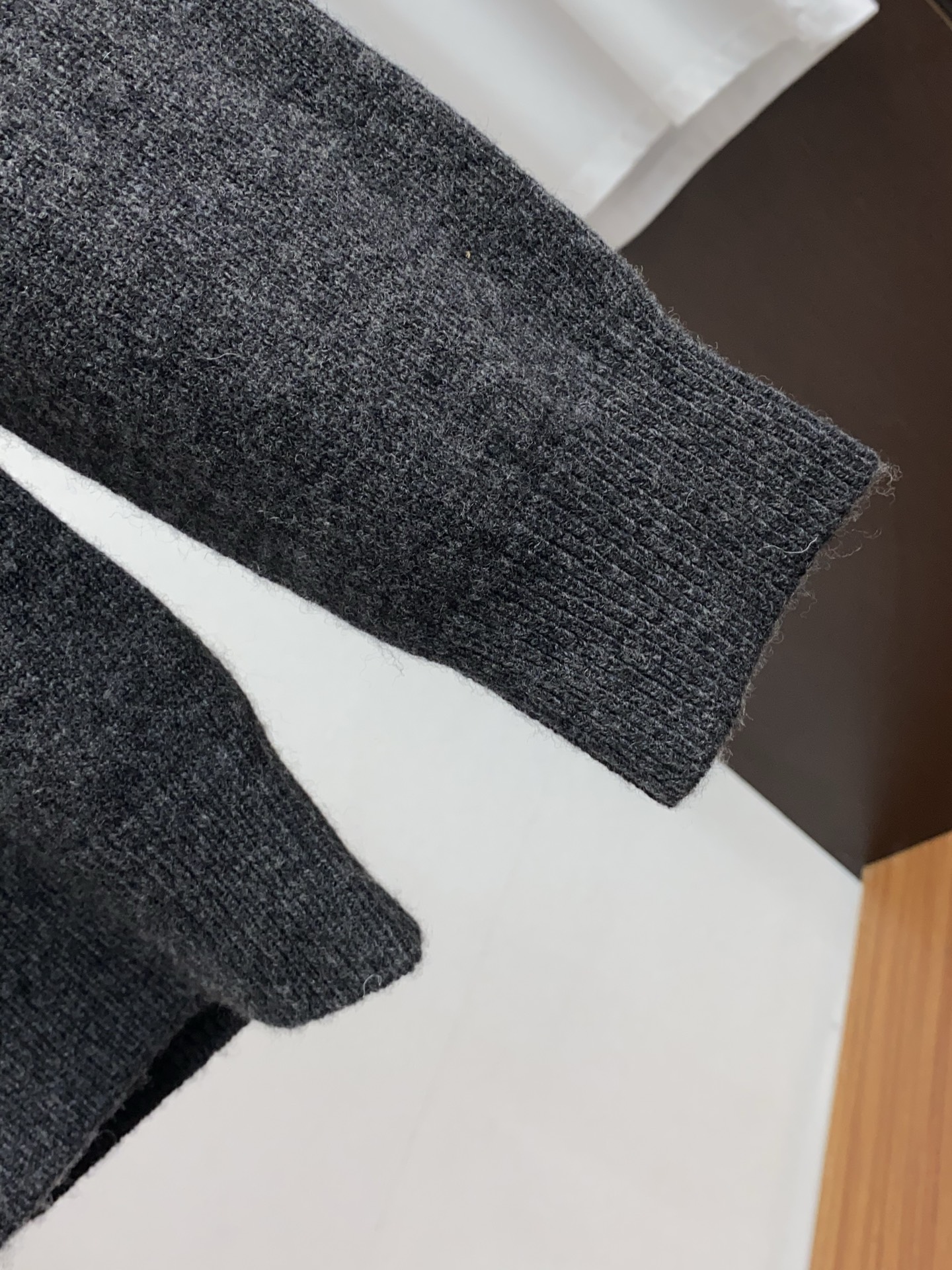 普拉达 圆领羊毛衫，用细腻纤维编织时光韵味，于一针一线间，诉说永恒优雅，在男士高端针织服饰领域，这款羊毛