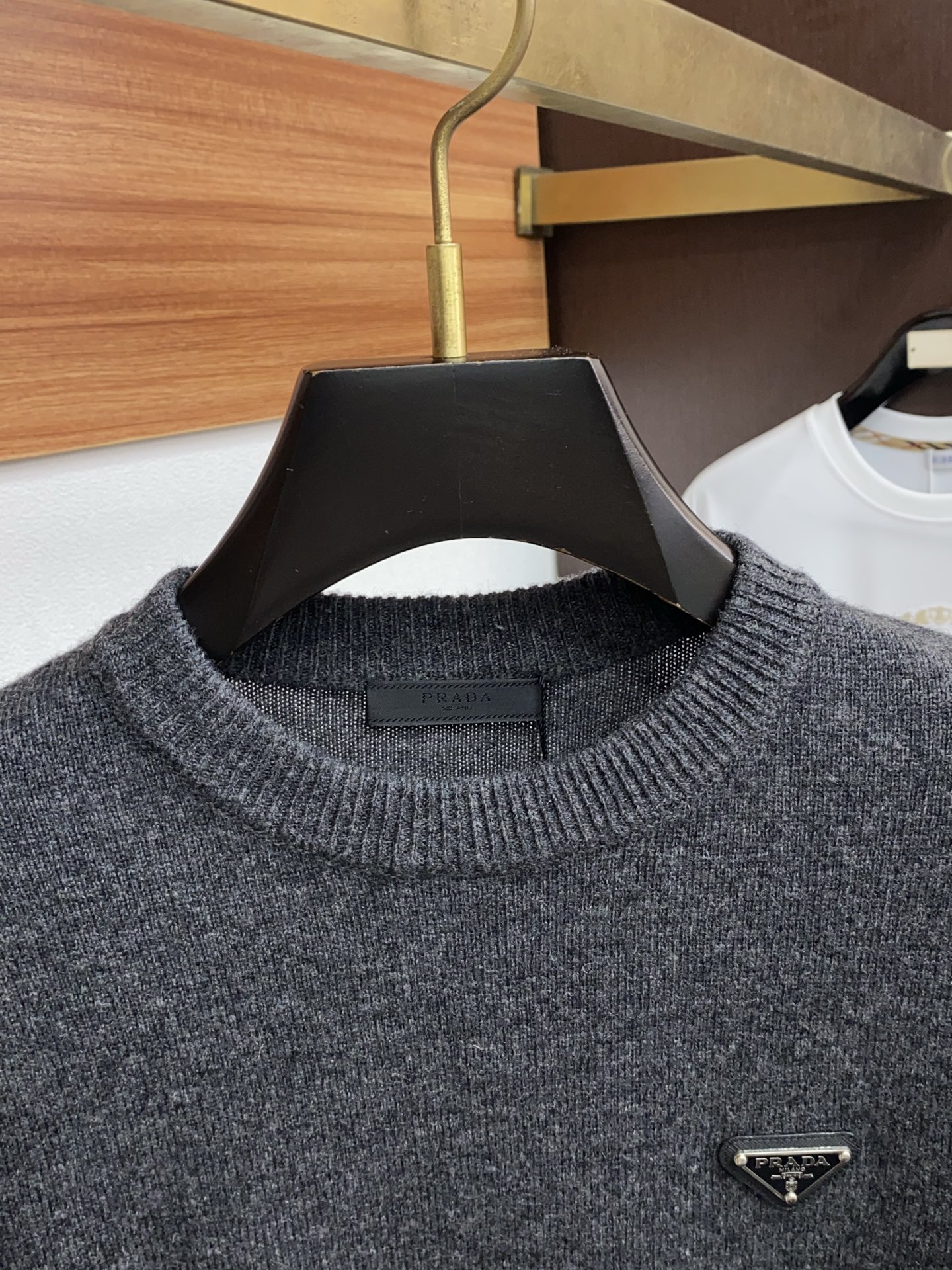 普拉达 圆领羊毛衫，用细腻纤维编织时光韵味，于一针一线间，诉说永恒优雅，在男士高端针织服饰领域，这款羊毛