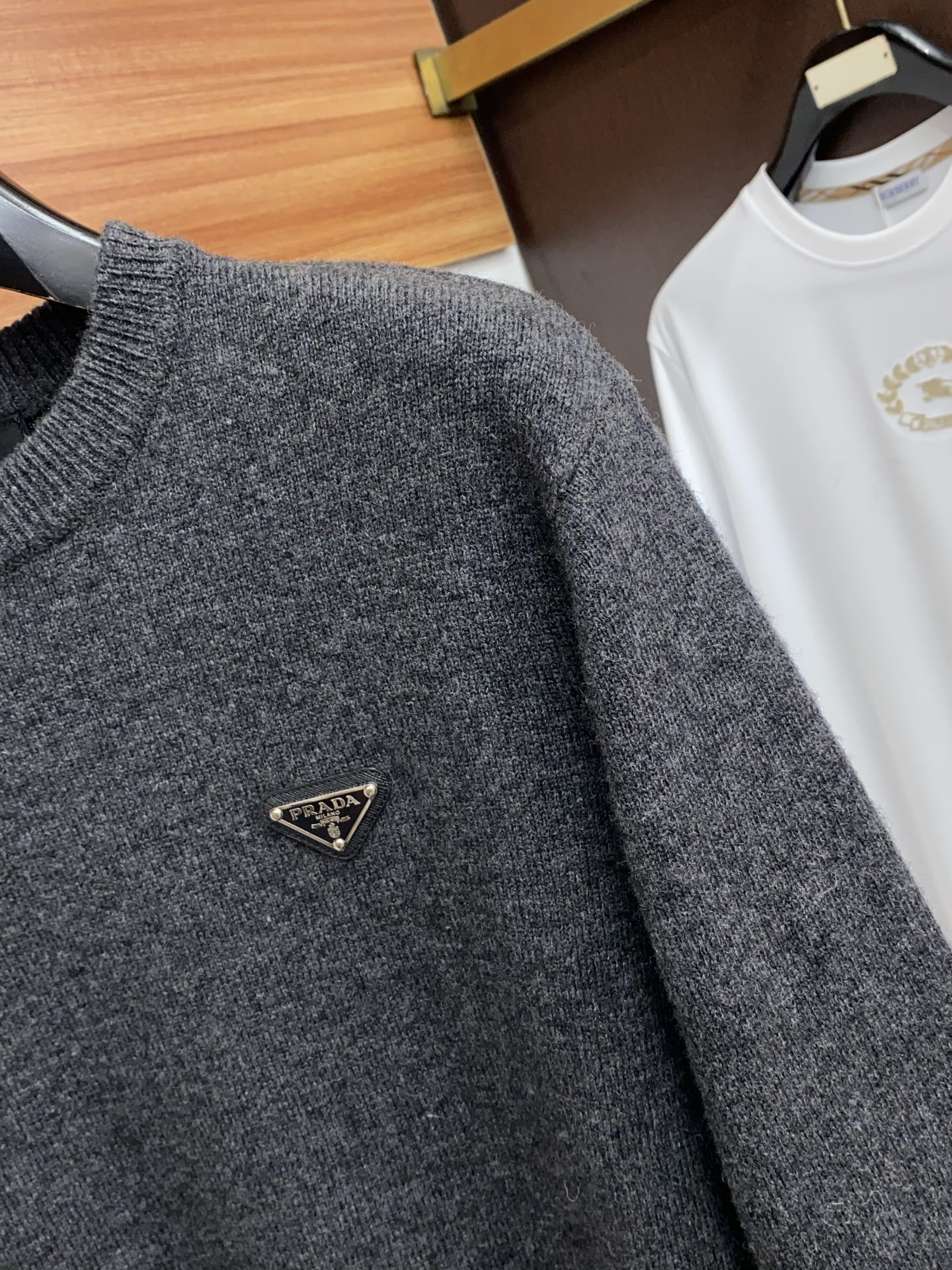 普拉达 圆领羊毛衫，用细腻纤维编织时光韵味，于一针一线间，诉说永恒优雅，在男士高端针织服饰领域，这款羊毛