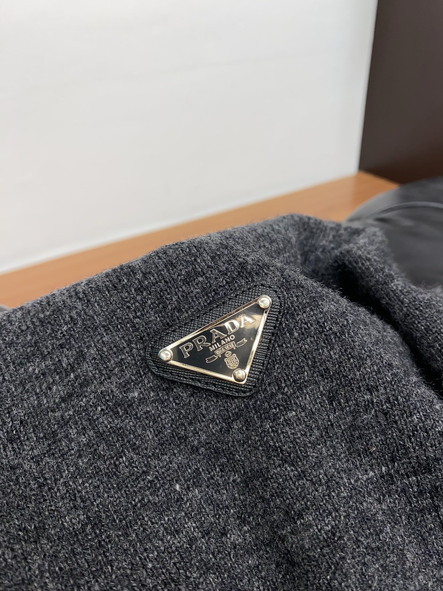 普拉达 圆领羊毛衫，用细腻纤维编织时光韵味，于一针一线间，诉说永恒优雅，在男士高端针织服饰领域，这款羊毛