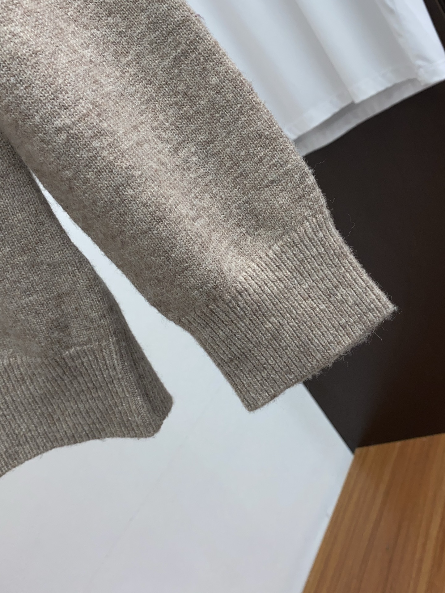 普拉达 圆领羊毛衫，用细腻纤维编织时光韵味，于一针一线间，诉说永恒优雅，在男士高端针织服饰领域，这款羊毛