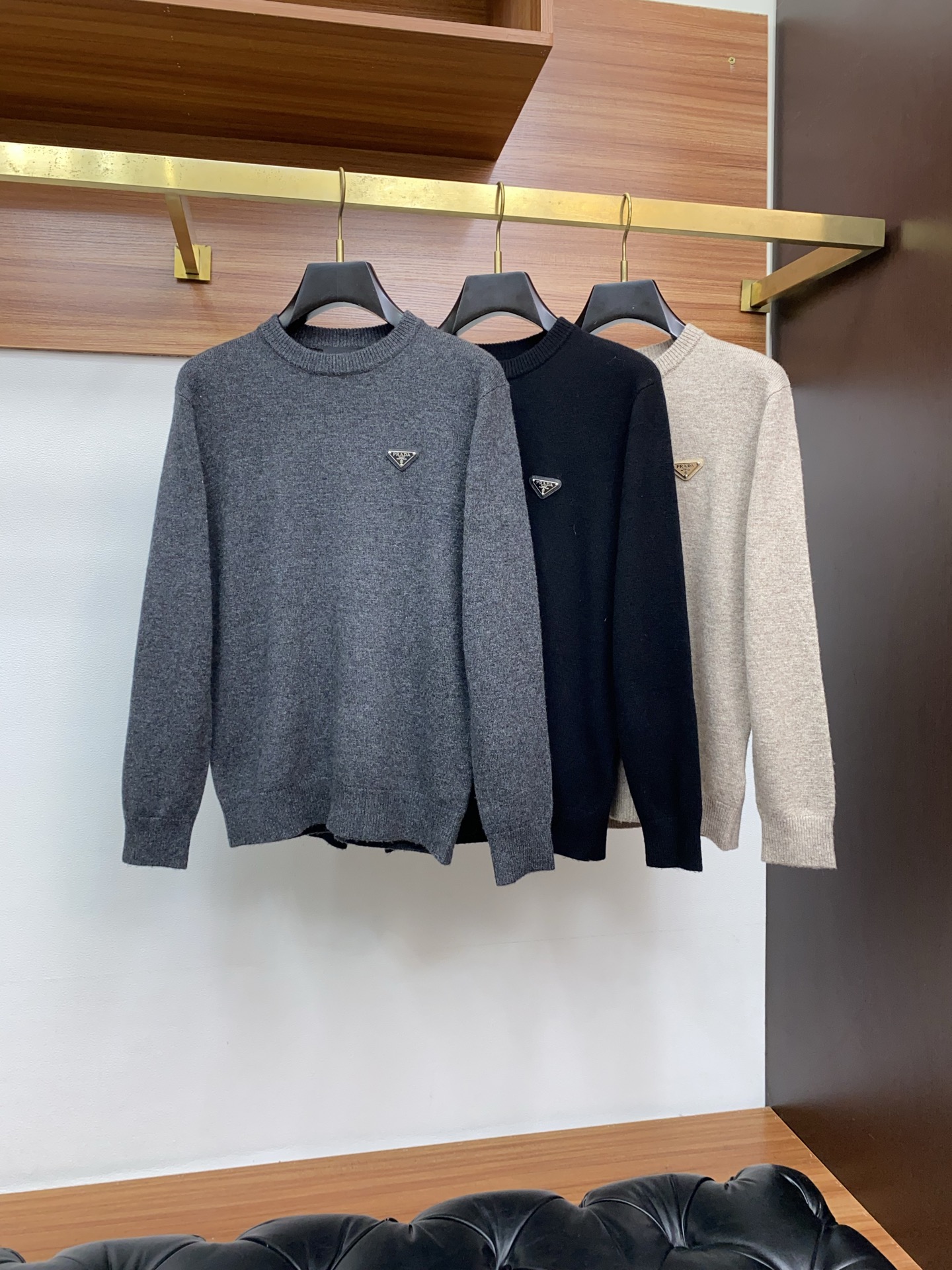 普拉达 圆领羊毛衫，用细腻纤维编织时光韵味，于一针一线间，诉说永恒优雅，在男士高端针织服饰领域，这款羊毛