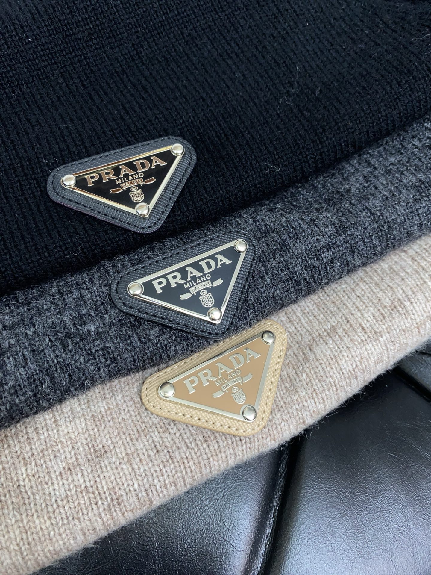 普拉达 圆领羊毛衫，用细腻纤维编织时光韵味，于一针一线间，诉说永恒优雅，在男士高端针织服饰领域，这款羊毛