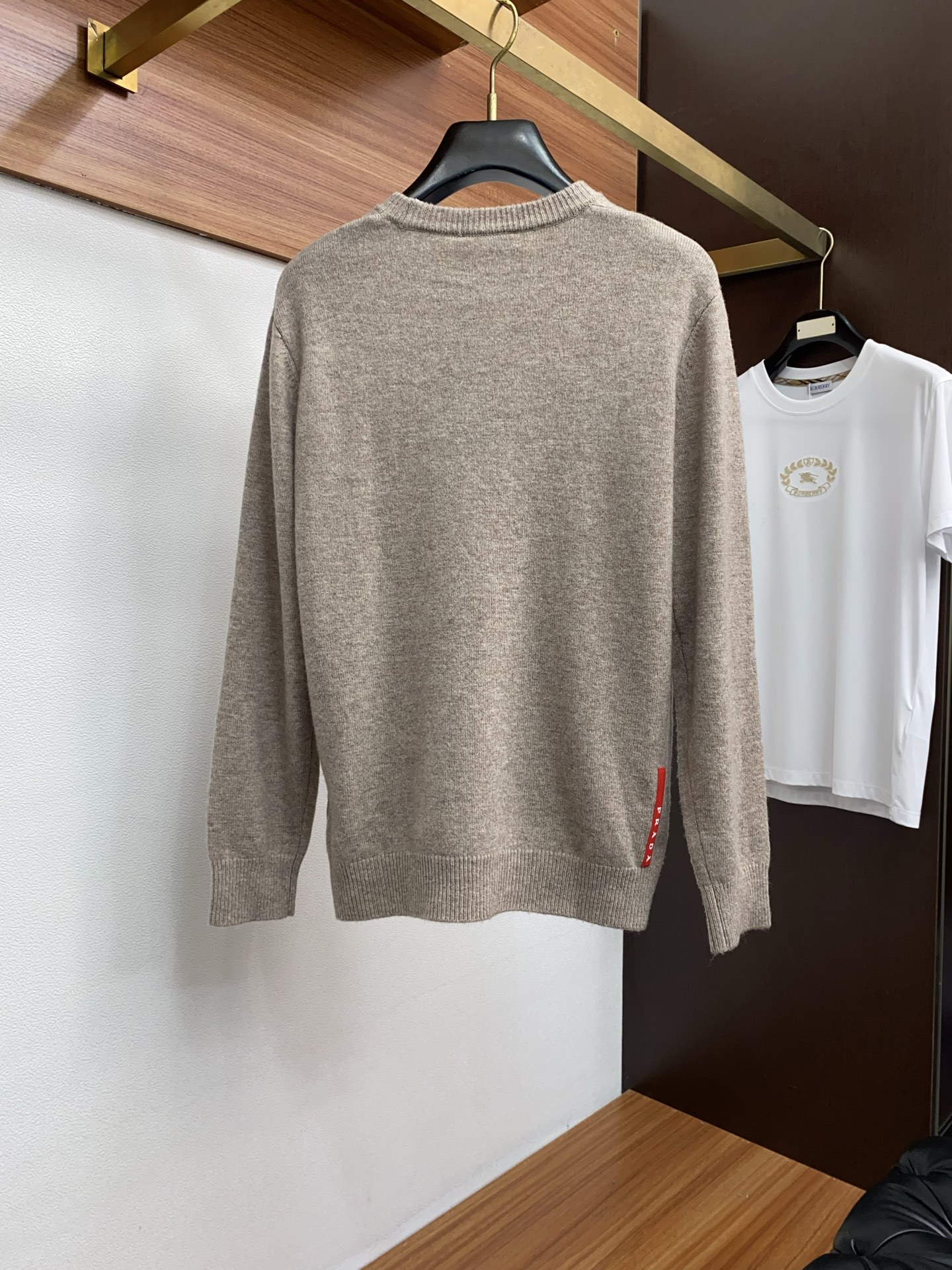 普拉达 圆领羊毛衫，用细腻纤维编织时光韵味，于一针一线间，诉说永恒优雅，在男士高端针织服饰领域，这款羊毛