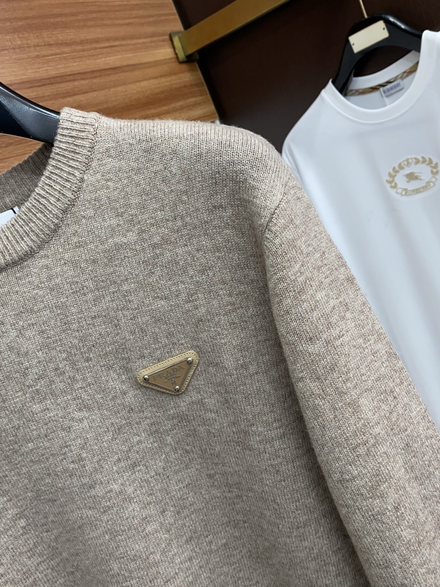 普拉达 圆领羊毛衫，用细腻纤维编织时光韵味，于一针一线间，诉说永恒优雅，在男士高端针织服饰领域，这款羊毛