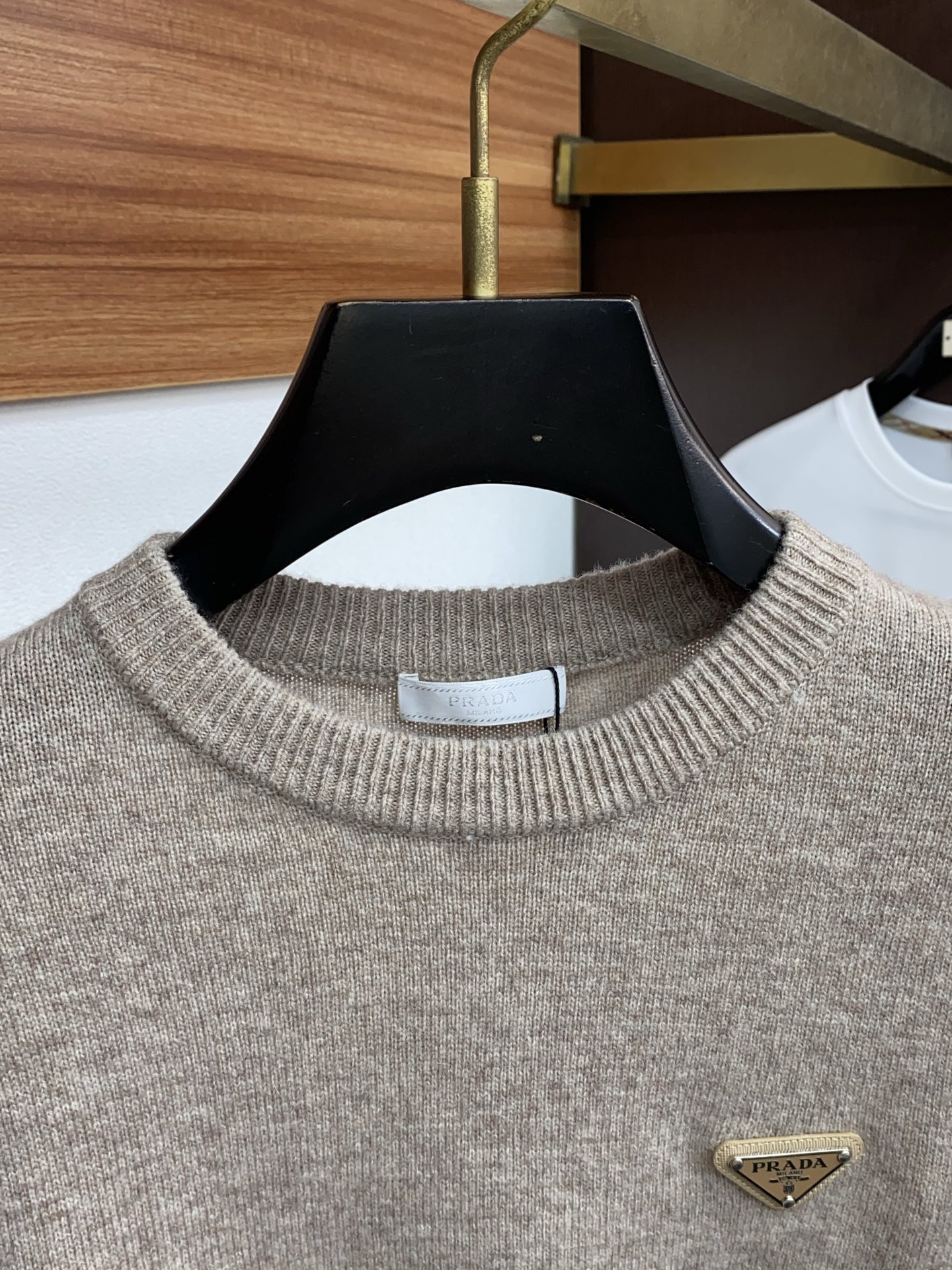 普拉达 圆领羊毛衫，用细腻纤维编织时光韵味，于一针一线间，诉说永恒优雅，在男士高端针织服饰领域，这款羊毛