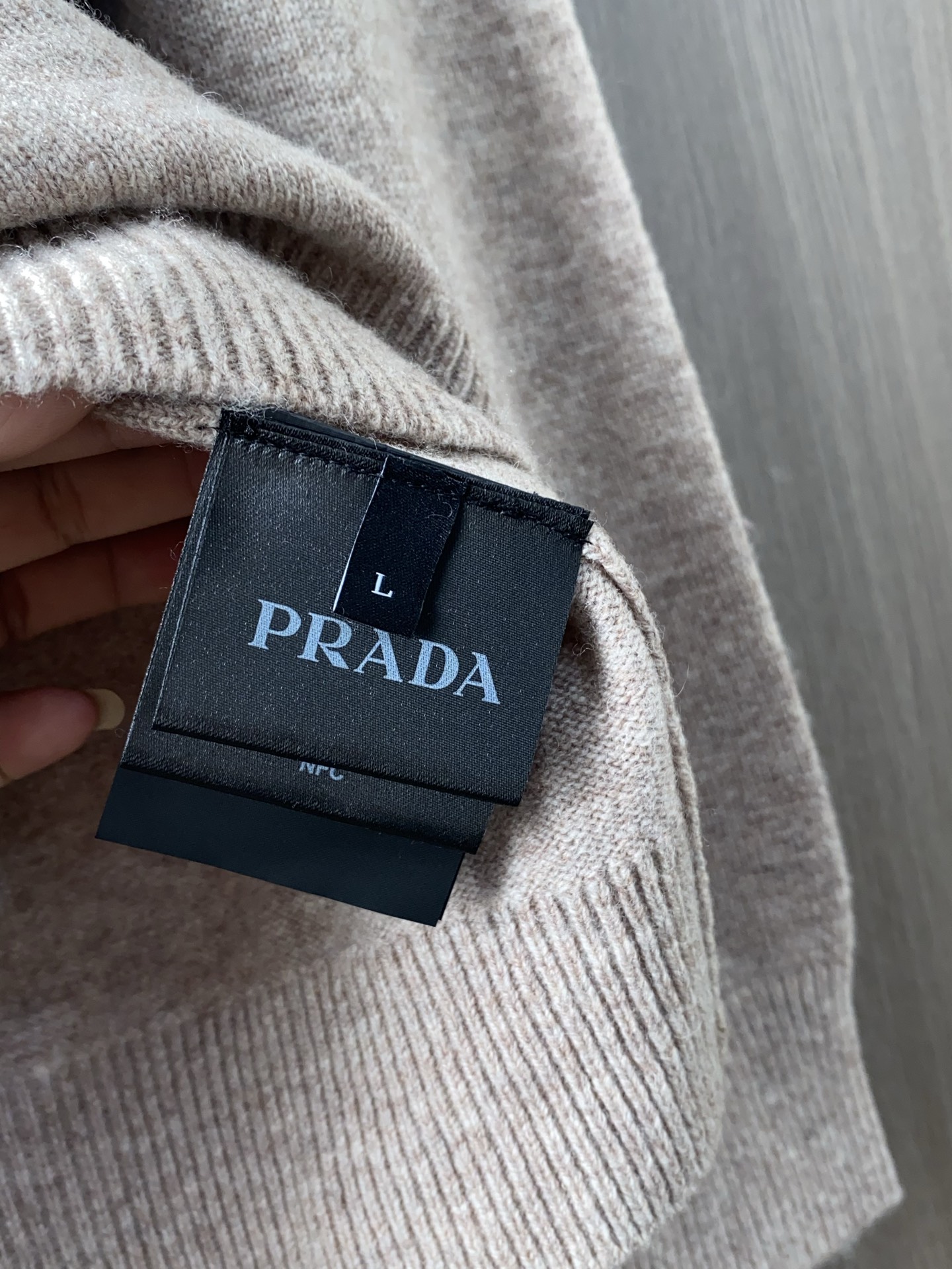 普拉达 2025ss秋冬新品时尚休闲打底单穿圆领商务休闲基础高档精纺100%纯羊毛毛衣 舒适保暖！不刺激