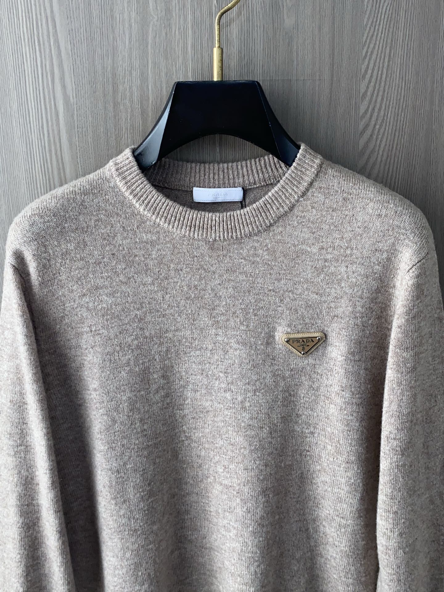 普拉达 2025ss秋冬新品时尚休闲打底单穿圆领商务休闲基础高档精纺100%纯羊毛毛衣 舒适保暖！不刺激
