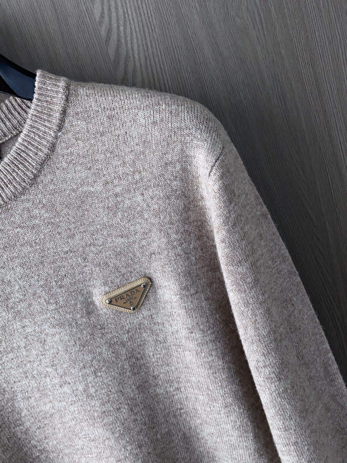 普拉达 2025ss秋冬新品时尚休闲打底单穿圆领商务休闲基础高档精纺100%纯羊毛毛衣 舒适保暖！不刺激