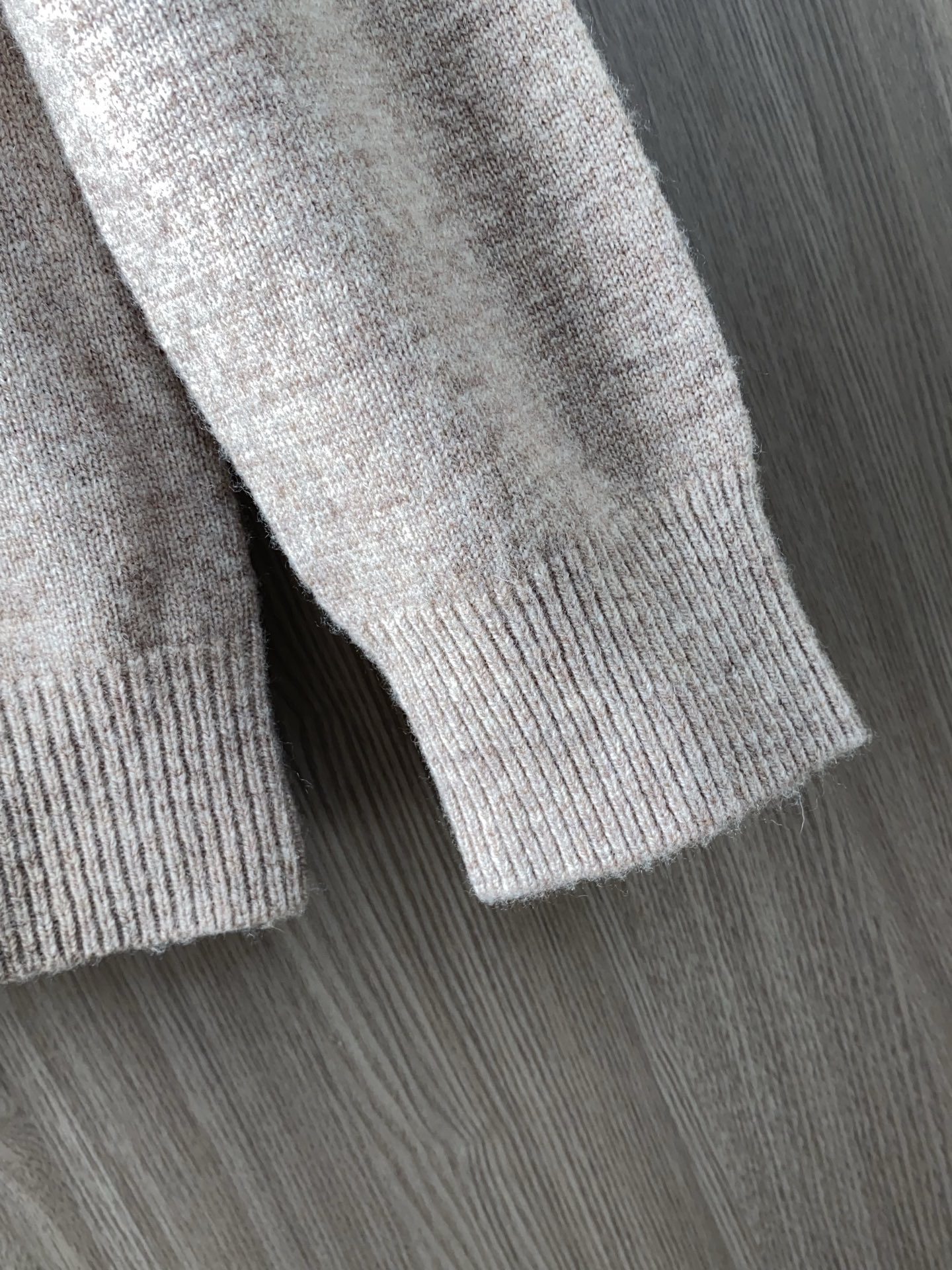 普拉达 2025ss秋冬新品时尚休闲打底单穿圆领商务休闲基础高档精纺100%纯羊毛毛衣 舒适保暖！不刺激