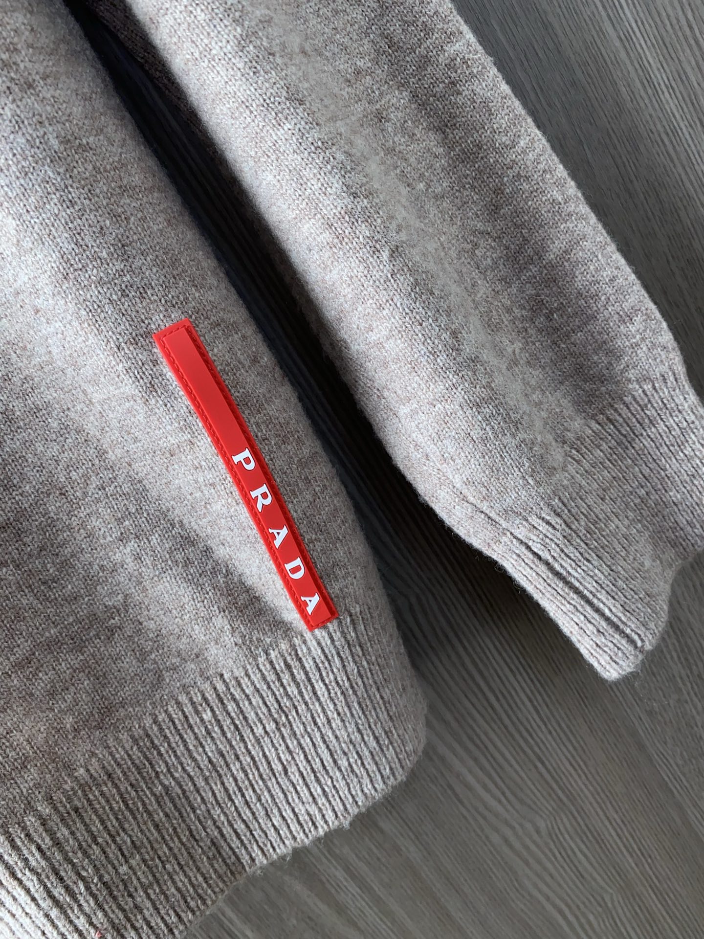 普拉达 2025ss秋冬新品时尚休闲打底单穿圆领商务休闲基础高档精纺100%纯羊毛毛衣 舒适保暖！不刺激