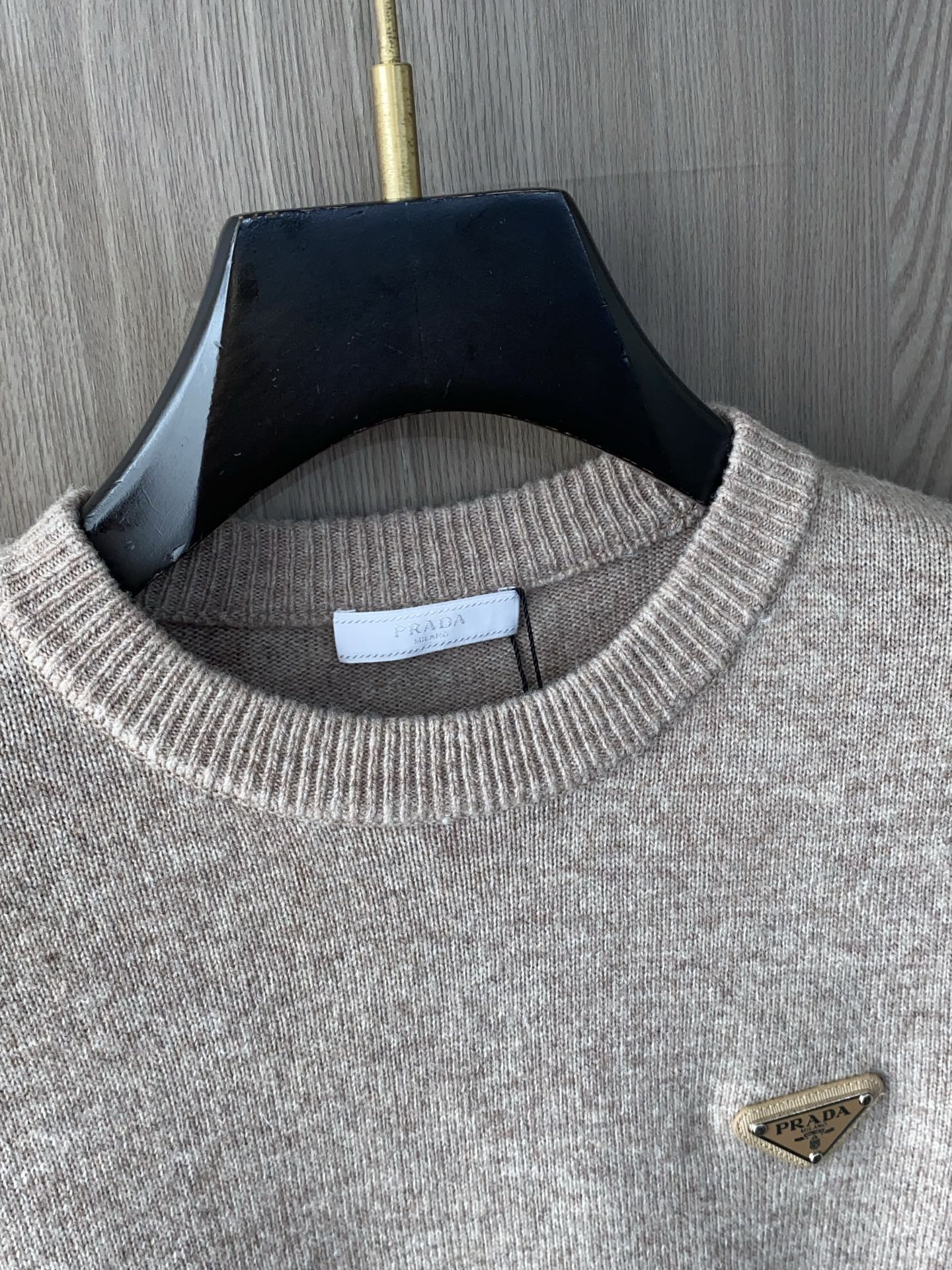 普拉达 2025ss秋冬新品时尚休闲打底单穿圆领商务休闲基础高档精纺100%纯羊毛毛衣 舒适保暖！不刺激