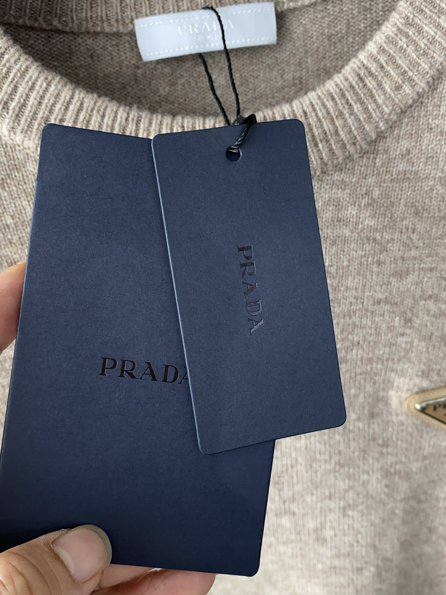 普拉达 2025ss秋冬新品时尚休闲打底单穿圆领商务休闲基础高档精纺100%纯羊毛毛衣 舒适保暖！不刺激