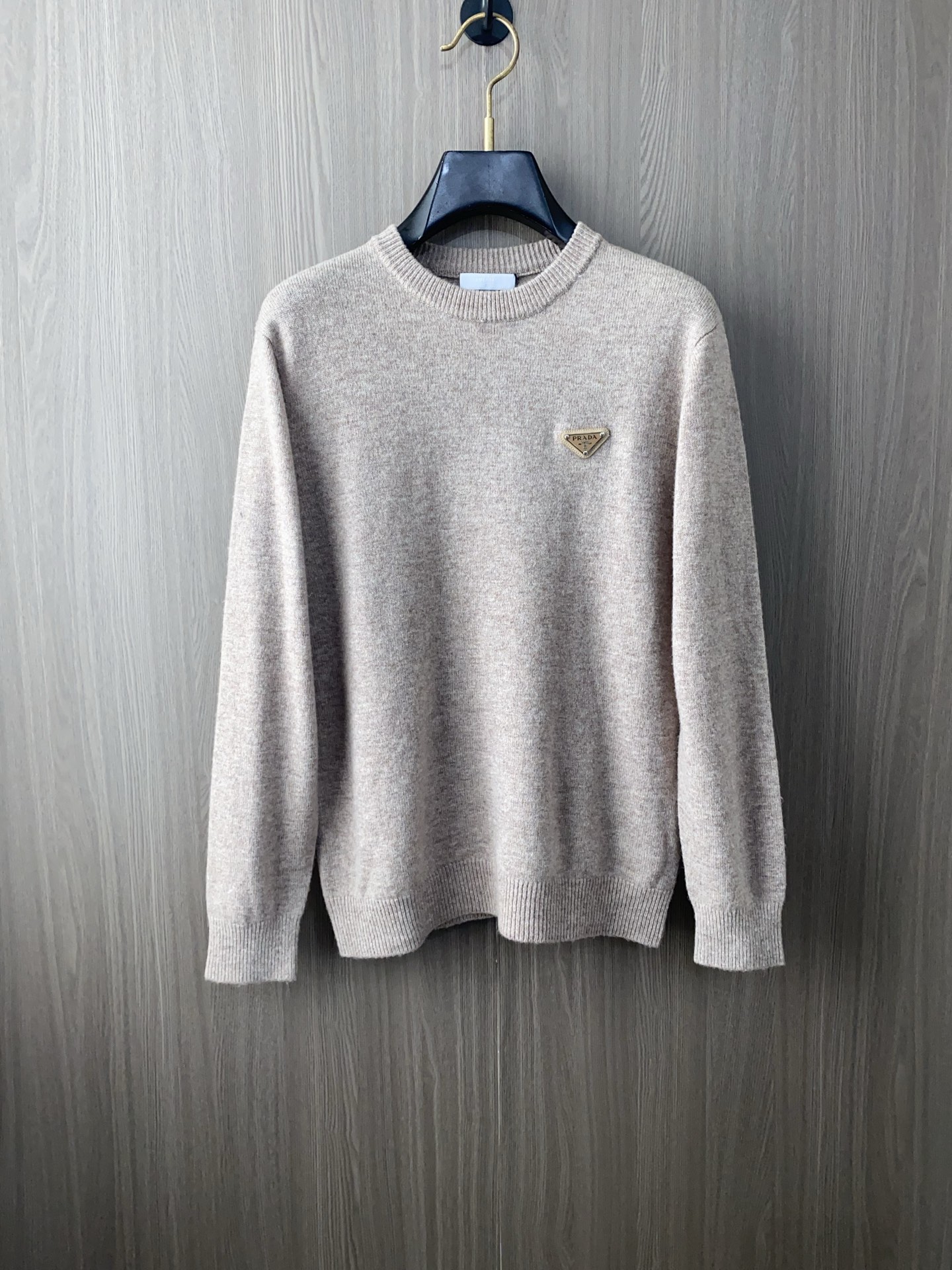 普拉达 2025ss秋冬新品时尚休闲打底单穿圆领商务休闲基础高档精纺100%纯羊毛毛衣 舒适保暖！不刺激