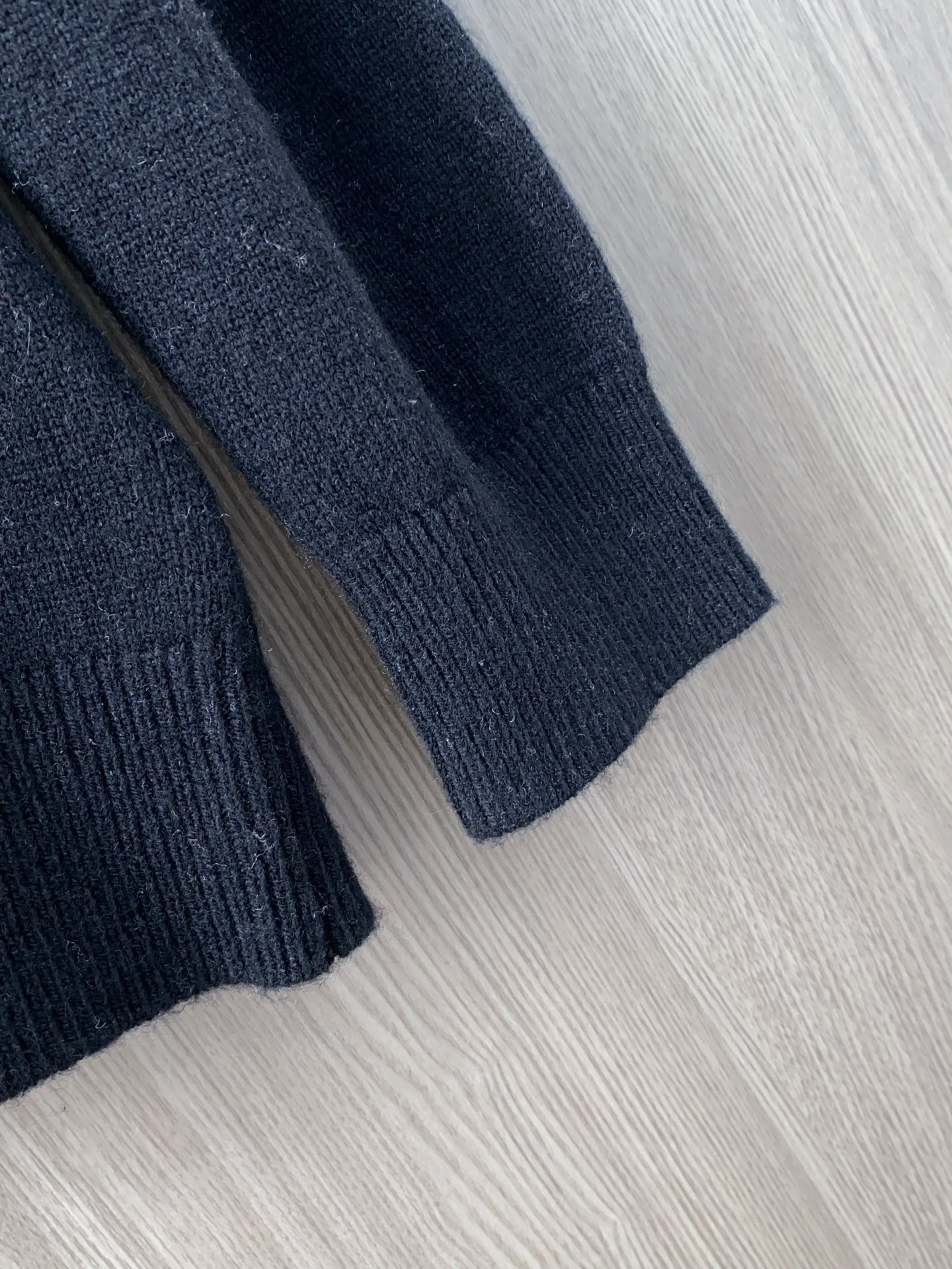 普拉达 2025ss秋冬新品时尚休闲打底单穿圆领商务休闲基础高档精纺100%纯羊毛毛衣 舒适保暖！👍🏼不