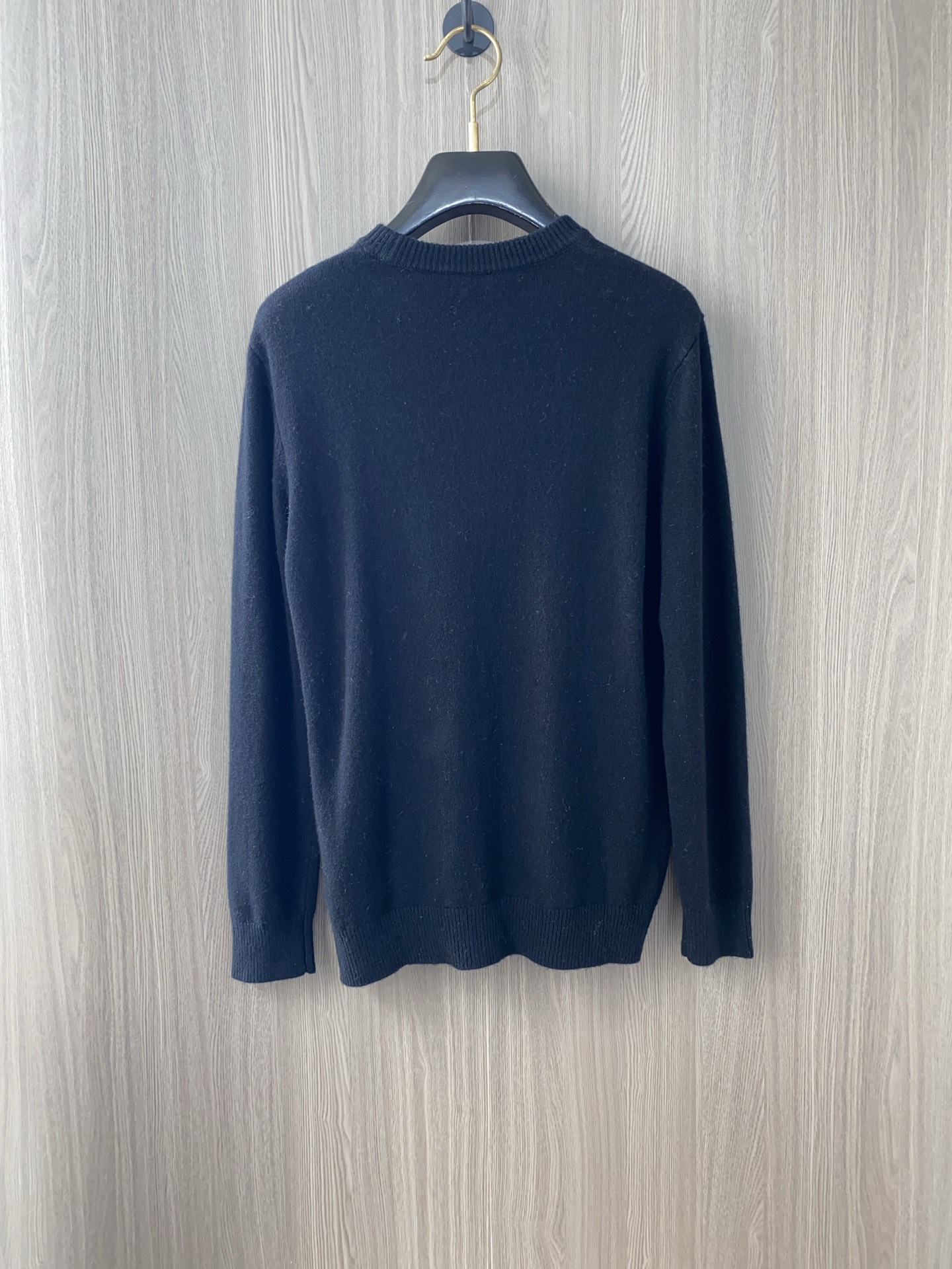 普拉达 2025ss秋冬新品时尚休闲打底单穿圆领商务休闲基础高档精纺100%纯羊毛毛衣 舒适保暖！👍🏼不