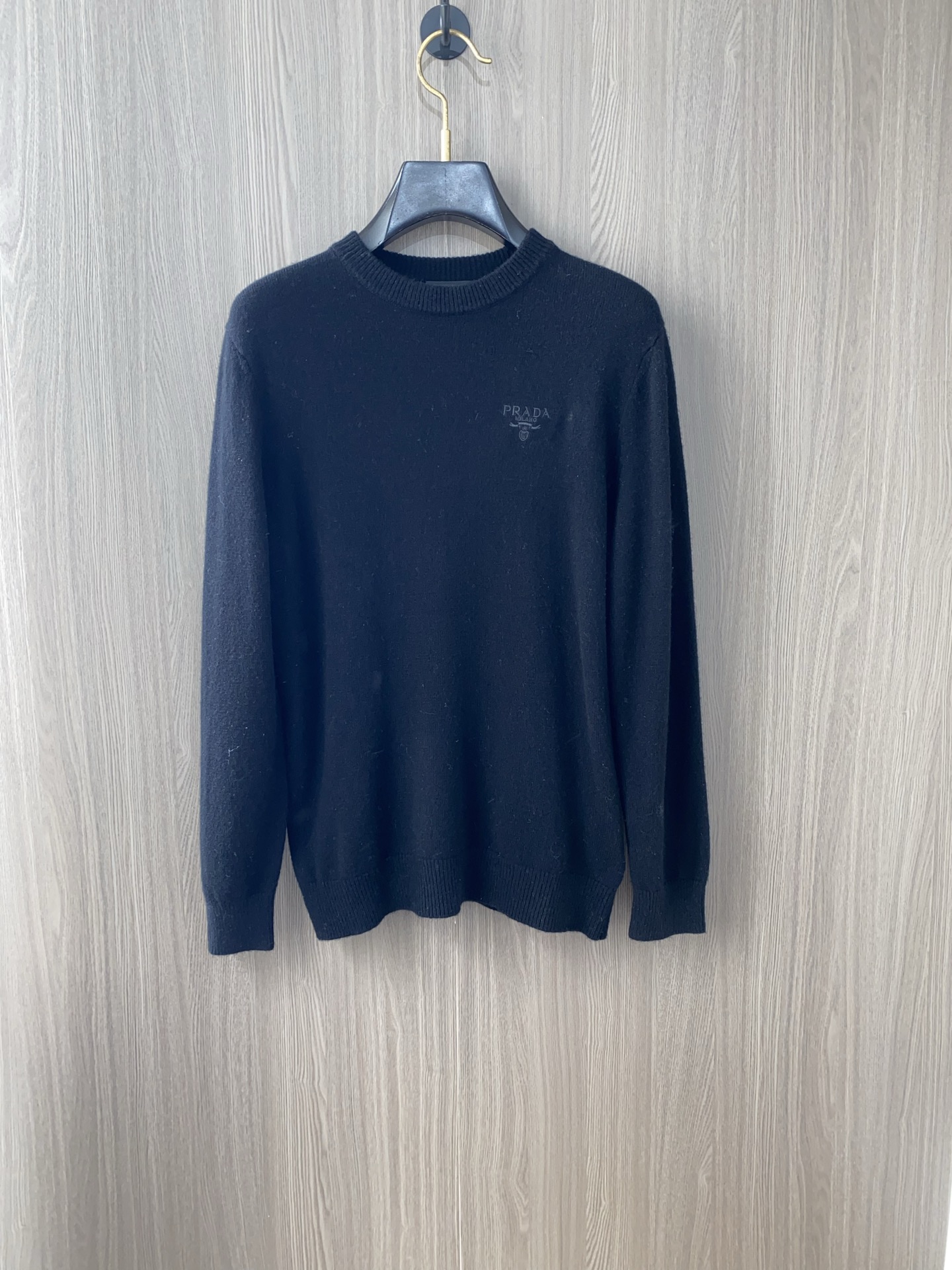 普拉达 2025ss秋冬新品时尚休闲打底单穿圆领商务休闲基础高档精纺100%纯羊毛毛衣 舒适保暖！👍🏼不