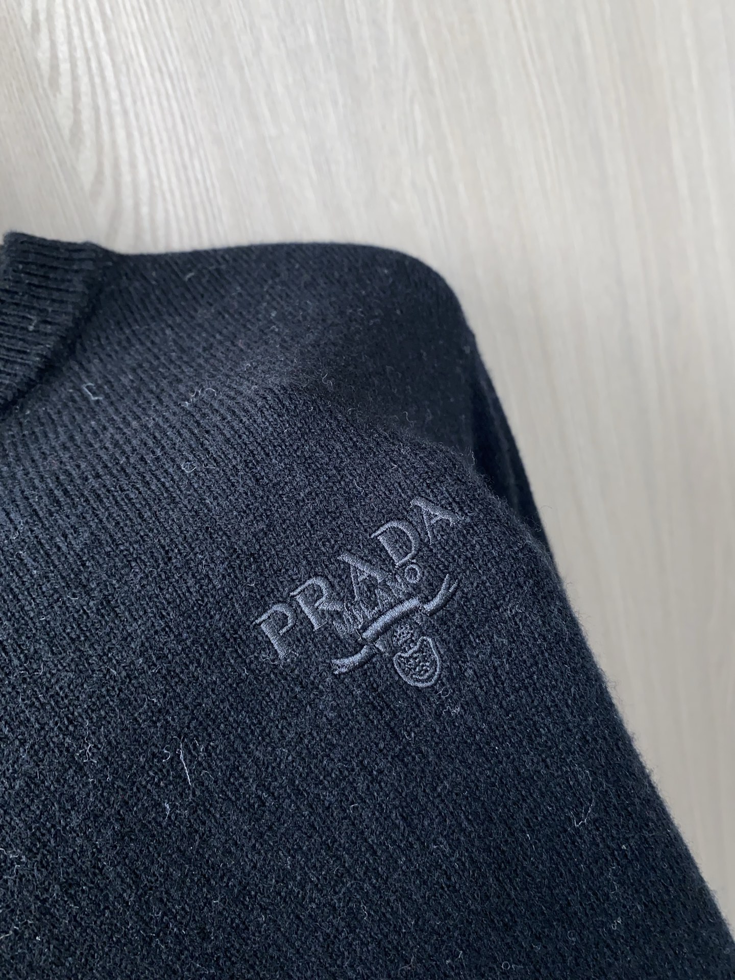 普拉达 2025ss秋冬新品时尚休闲打底单穿圆领商务休闲基础高档精纺100%纯羊毛毛衣 舒适保暖！👍🏼不