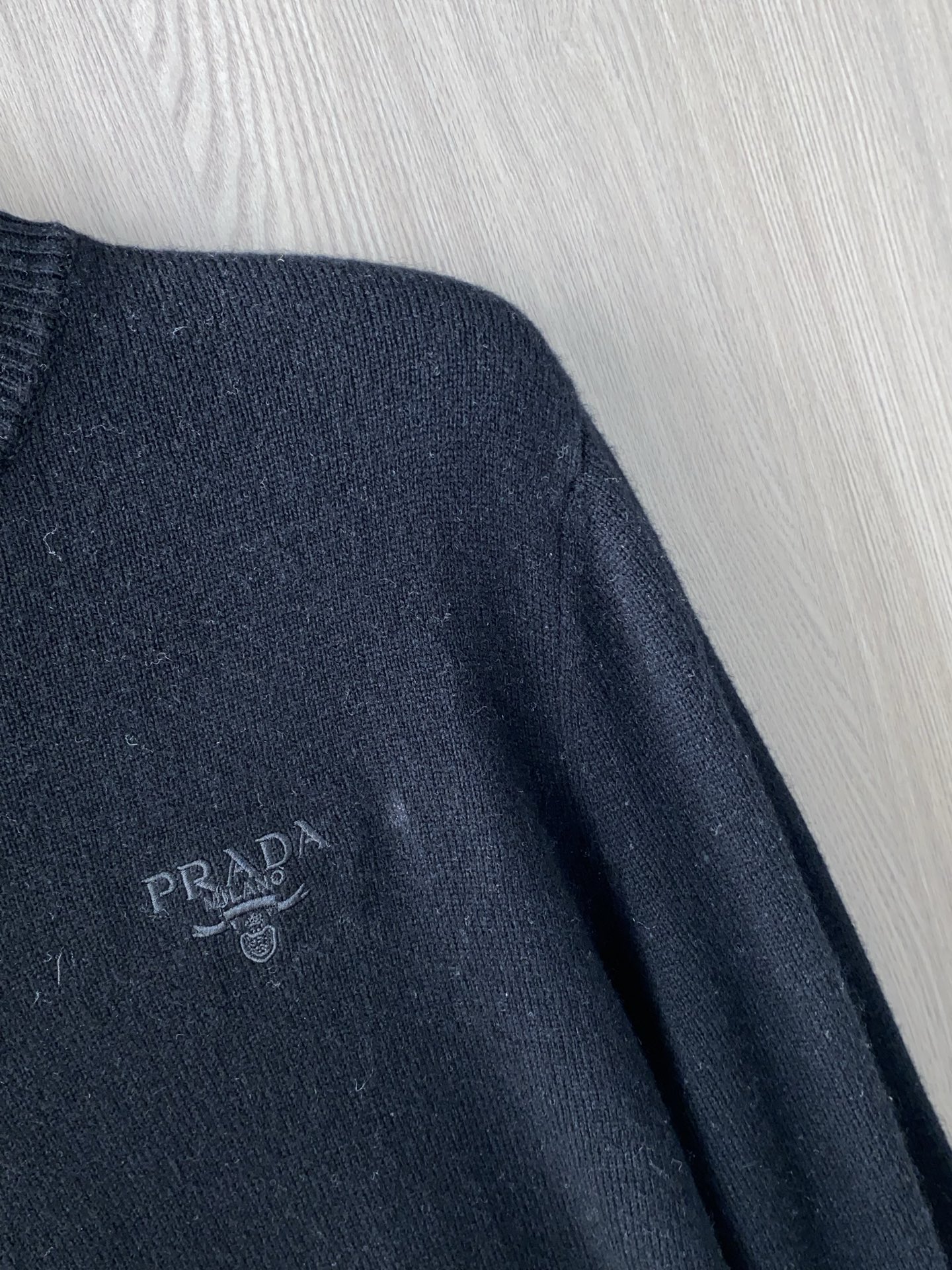 普拉达 2025ss秋冬新品时尚休闲打底单穿圆领商务休闲基础高档精纺100%纯羊毛毛衣 舒适保暖！👍🏼不