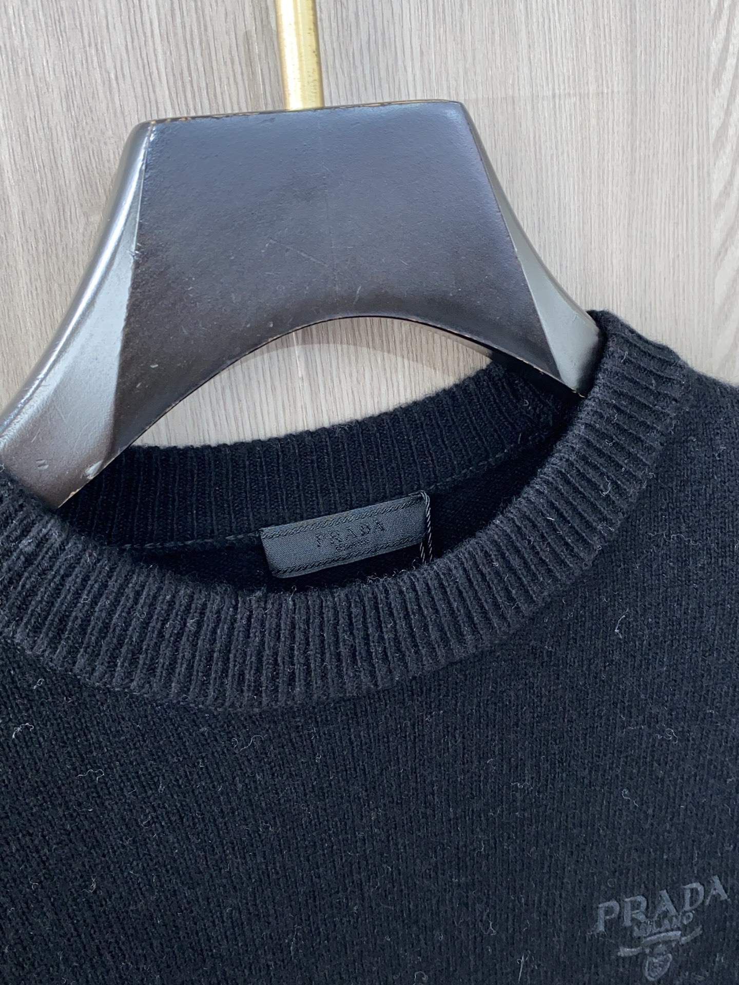 普拉达 2025ss秋冬新品时尚休闲打底单穿圆领商务休闲基础高档精纺100%纯羊毛毛衣 舒适保暖！👍🏼不