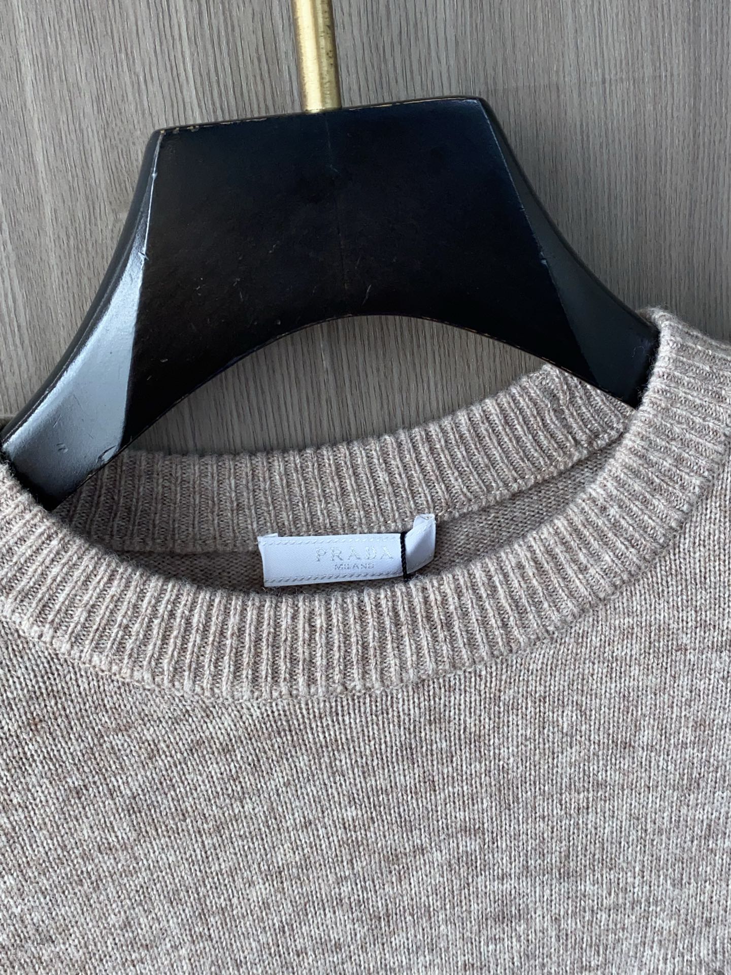 普拉达 2025ss秋冬新品时尚休闲打底单穿圆领商务休闲基础高档精纺100%纯羊毛毛衣 舒适保暖！不刺激
