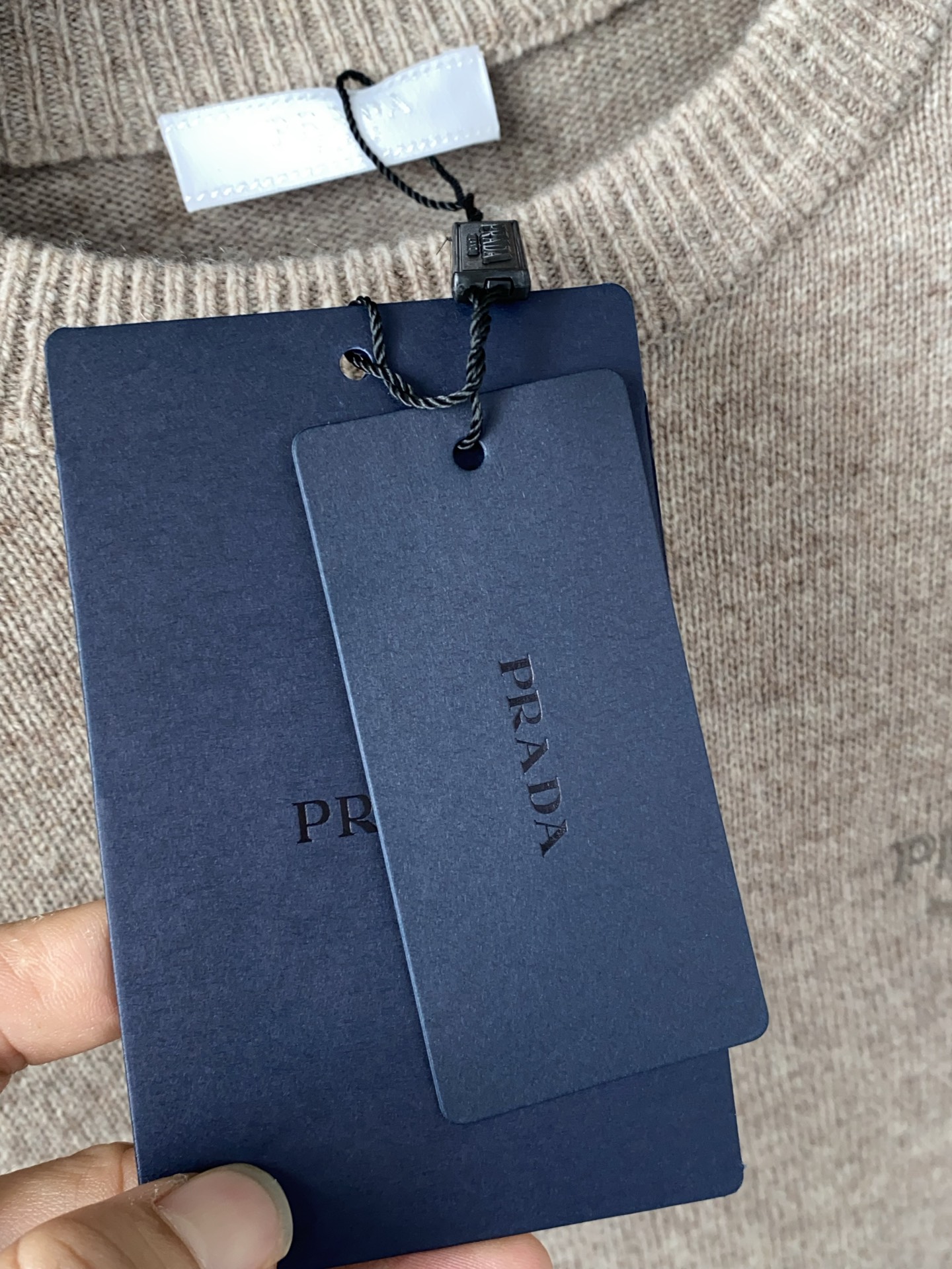 普拉达 2025ss秋冬新品时尚休闲打底单穿圆领商务休闲基础高档精纺100%纯羊毛毛衣 舒适保暖！不刺激