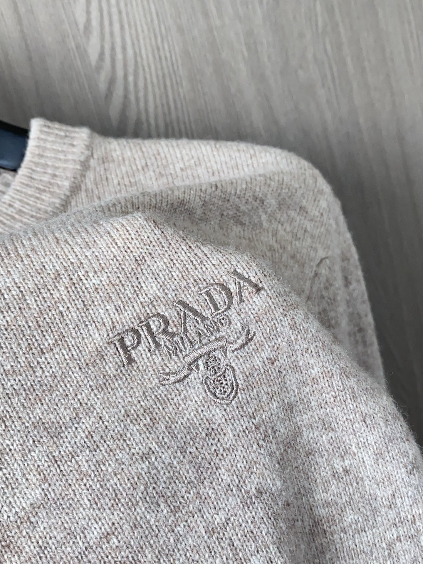 普拉达 2025ss秋冬新品时尚休闲打底单穿圆领商务休闲基础高档精纺100%纯羊毛毛衣 舒适保暖！不刺激