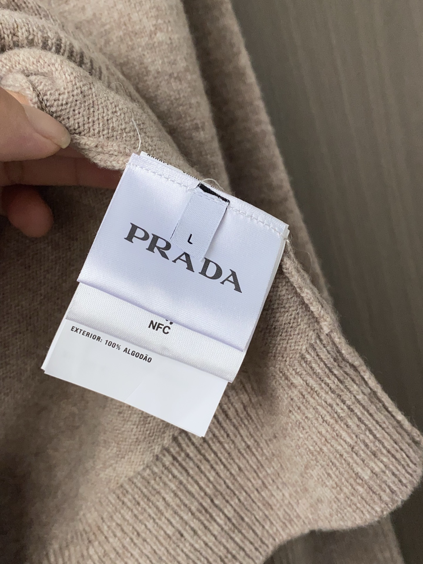 普拉达 2025ss秋冬新品时尚休闲打底单穿圆领商务休闲基础高档精纺100%纯羊毛毛衣 舒适保暖！不刺激