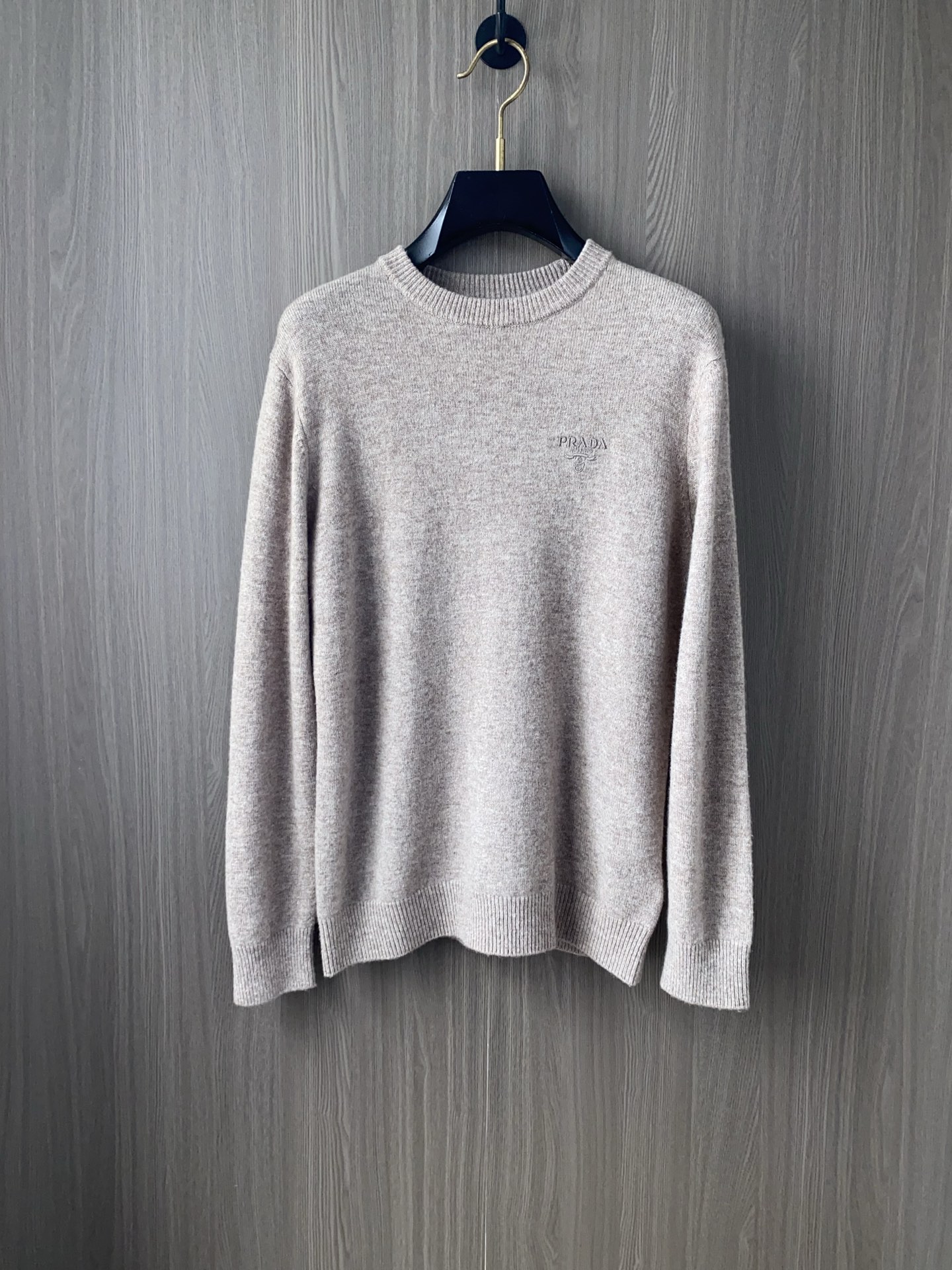 普拉达 2025ss秋冬新品时尚休闲打底单穿圆领商务休闲基础高档精纺100%纯羊毛毛衣 舒适保暖！不刺激