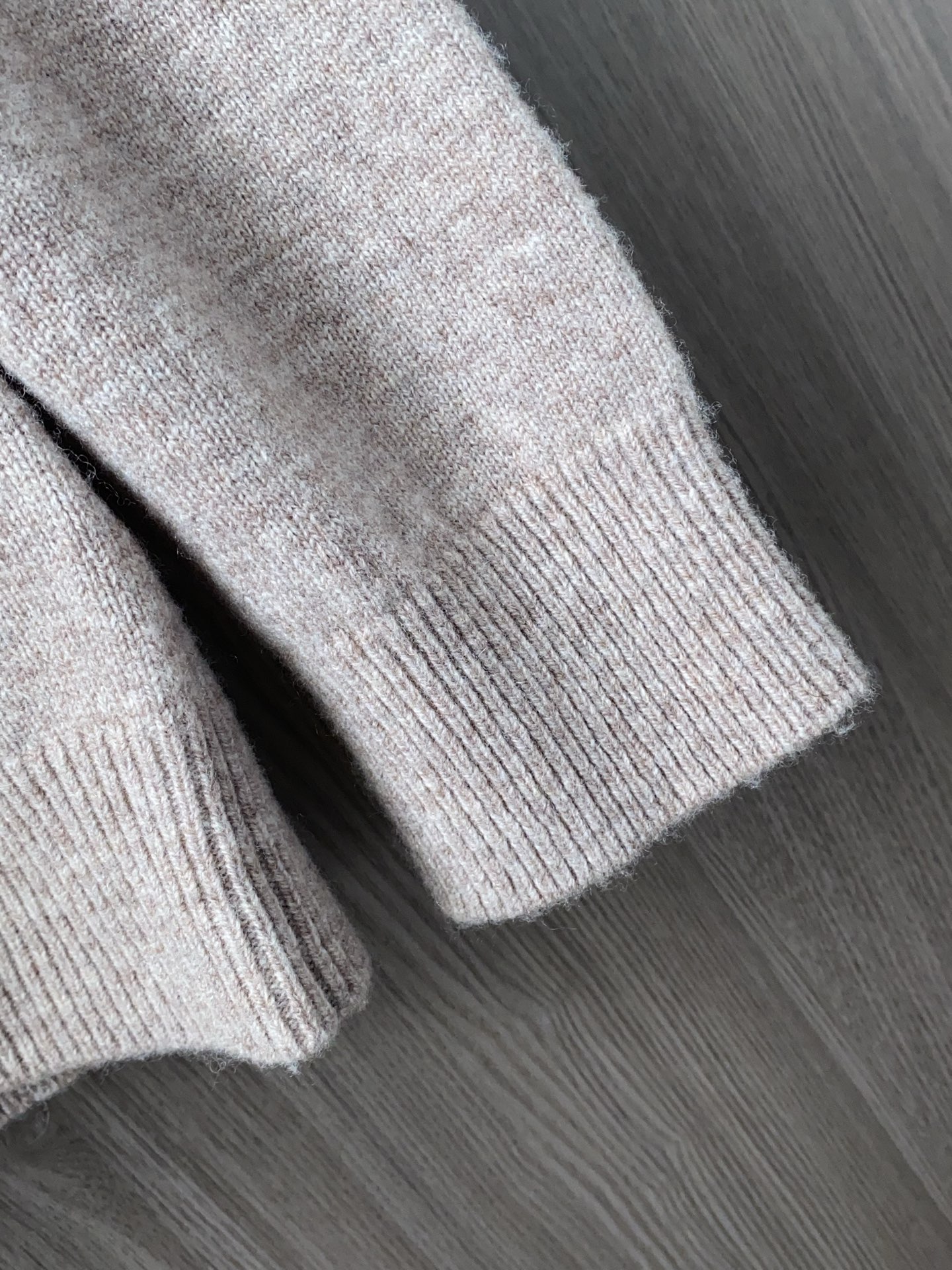 普拉达 2025ss秋冬新品时尚休闲打底单穿圆领商务休闲基础高档精纺100%纯羊毛毛衣 舒适保暖！不刺激